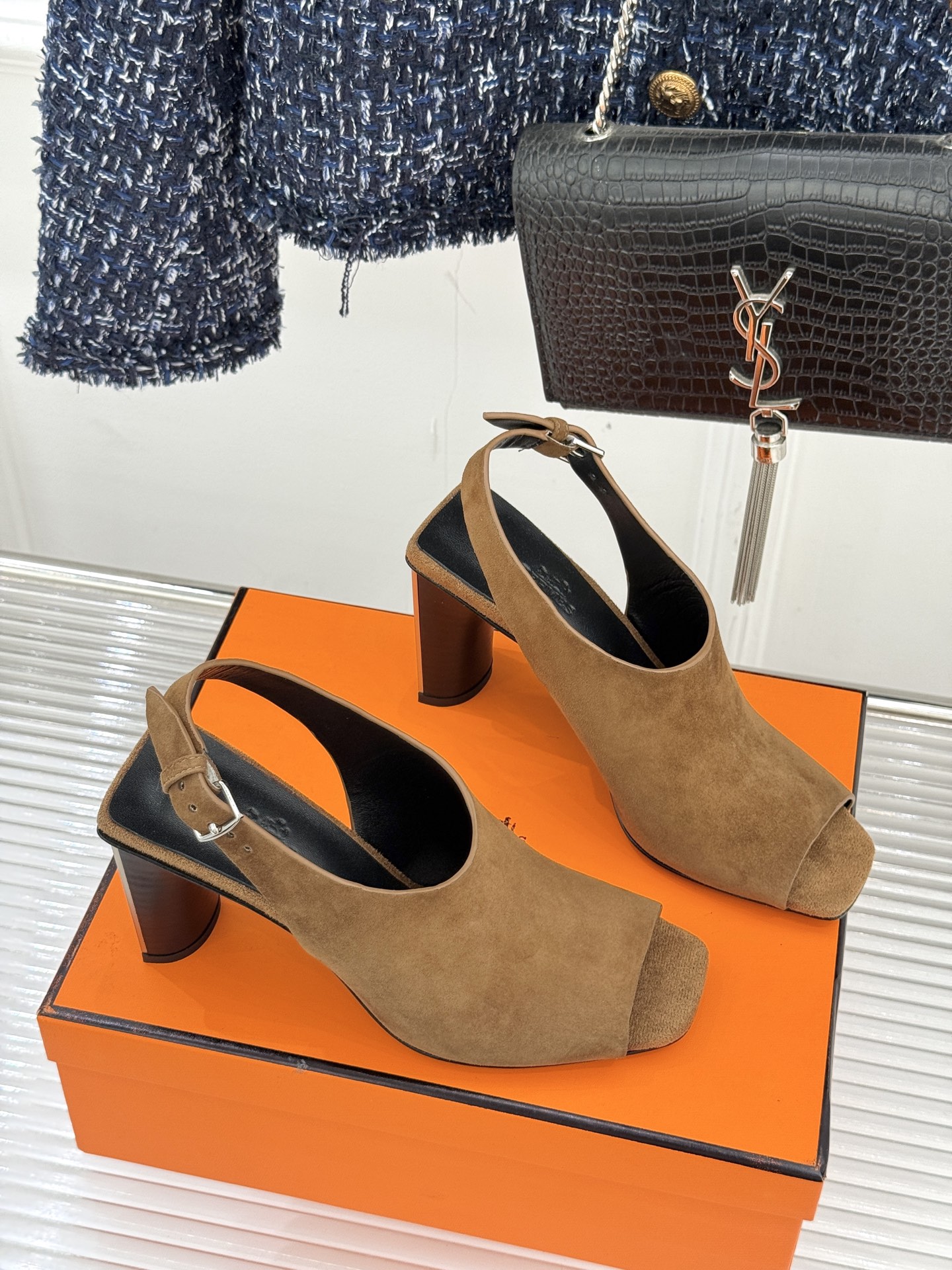 Hermès/爱马仕25WF新品复古鱼嘴后空粗跟凉鞋循百年匠艺重塑复古优雅。利落鱼嘴剪裁露趾不张扬后空袢