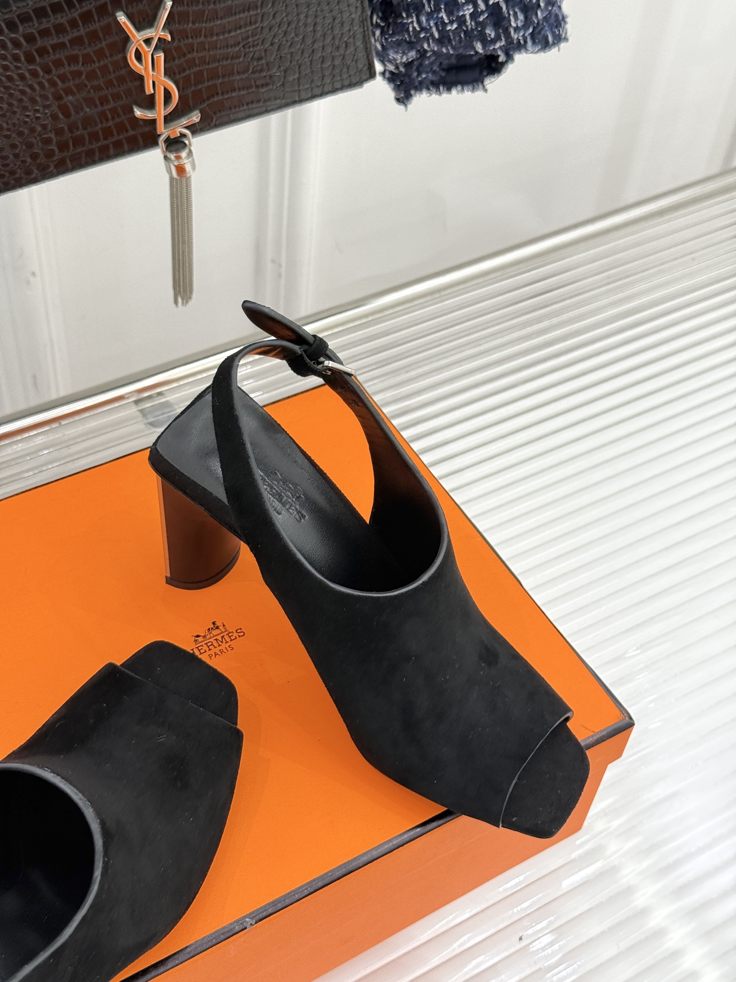 Hermès/爱马仕25WF新品复古鱼嘴后空粗跟凉鞋循百年匠艺重塑复古优雅。利落鱼嘴剪裁露趾不张扬后空袢