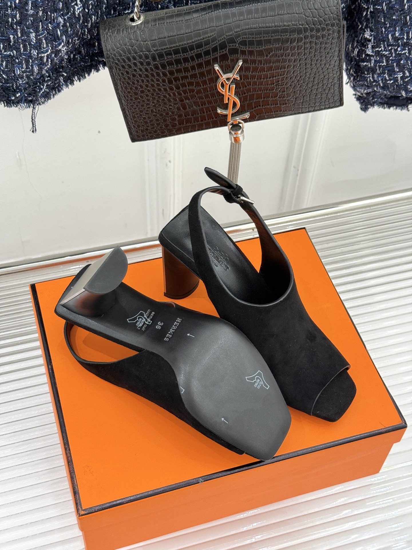 Hermès/爱马仕25WF新品复古鱼嘴后空粗跟凉鞋循百年匠艺重塑复古优雅。利落鱼嘴剪裁露趾不张扬后空袢