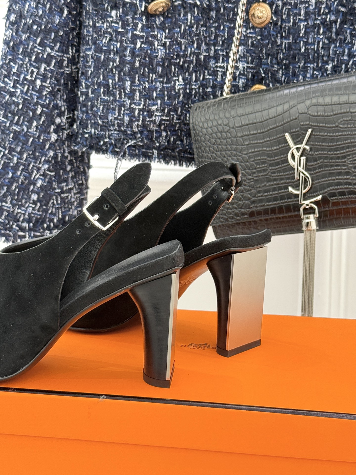 Hermès/爱马仕25WF新品复古鱼嘴后空粗跟凉鞋循百年匠艺重塑复古优雅。利落鱼嘴剪裁露趾不张扬后空袢