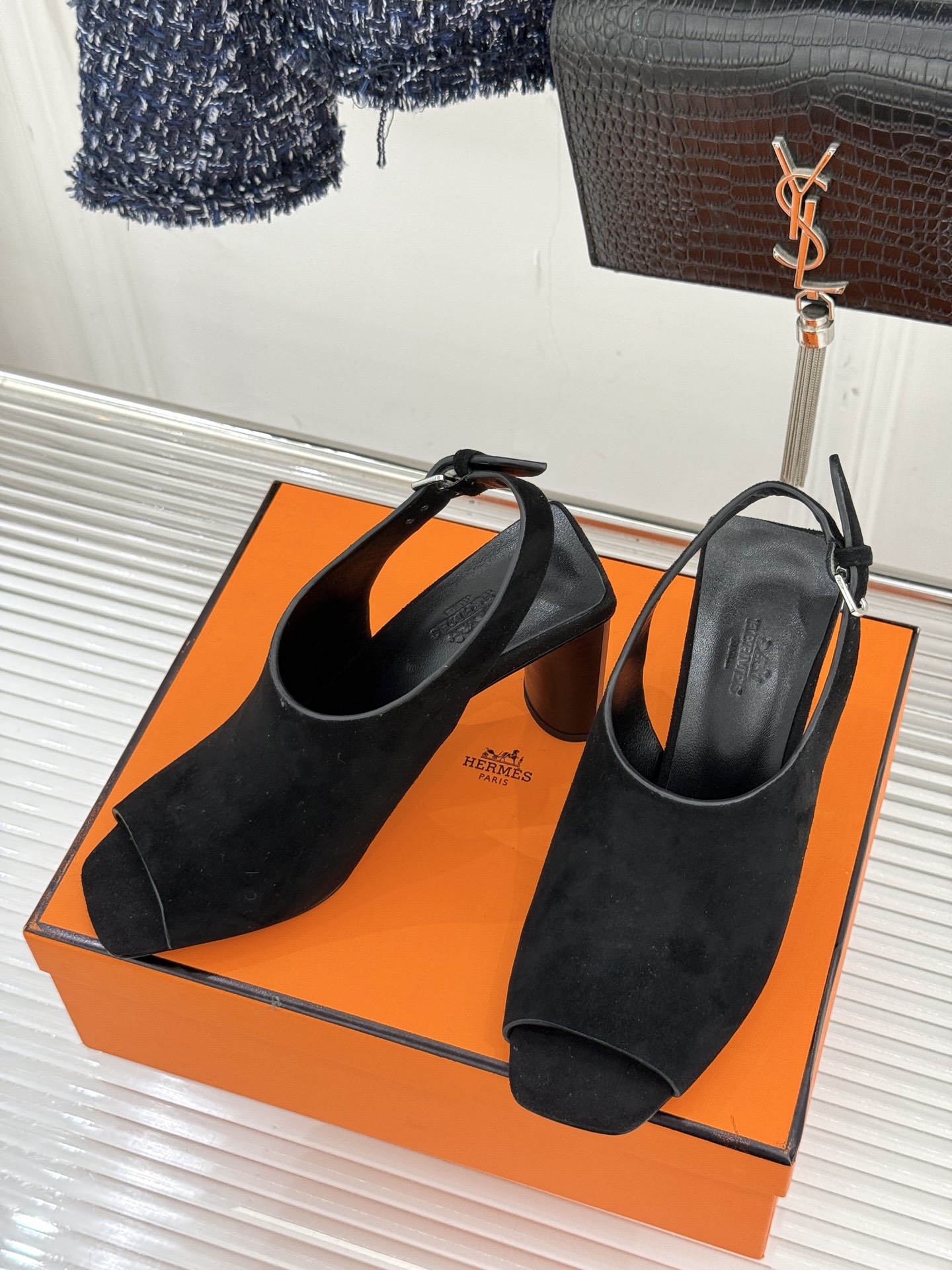 Hermès/爱马仕25WF新品复古鱼嘴后空粗跟凉鞋循百年匠艺重塑复古优雅。利落鱼嘴剪裁露趾不张扬后空袢