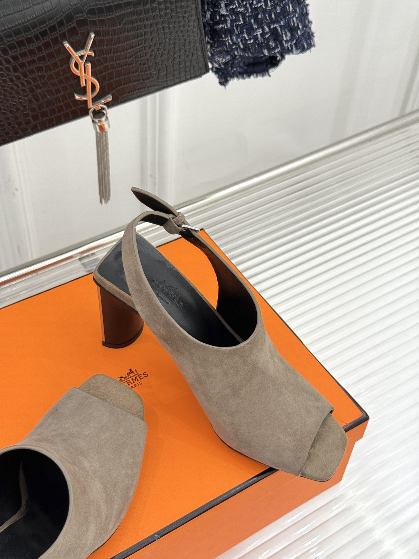 Hermès/爱马仕25WF新品复古鱼嘴后空粗跟凉鞋循百年匠艺重塑复古优雅。利落鱼嘴剪裁露趾不张扬后空袢