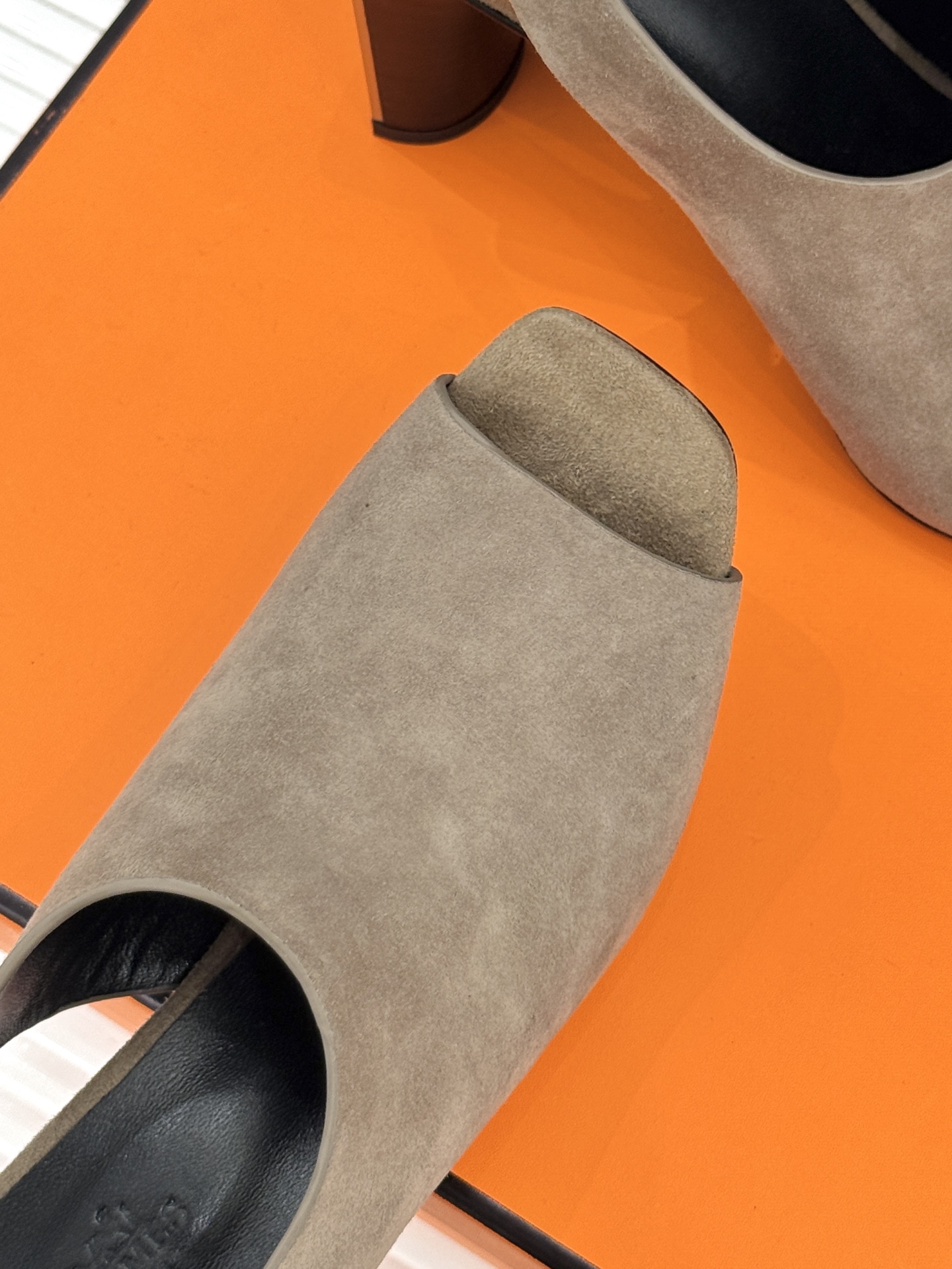 Hermès/爱马仕25WF新品复古鱼嘴后空粗跟凉鞋循百年匠艺重塑复古优雅。利落鱼嘴剪裁露趾不张扬后空袢