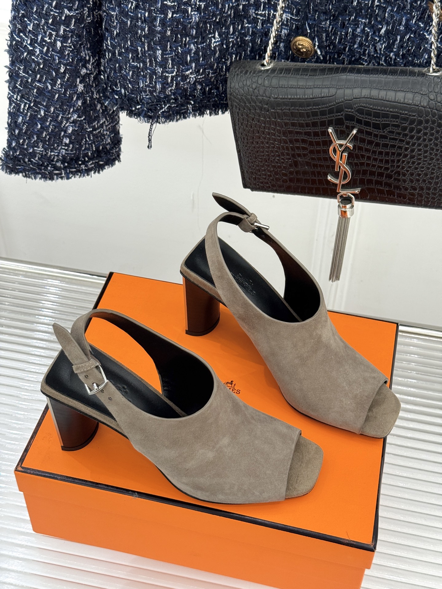 Hermès/爱马仕25WF新品复古鱼嘴后空粗跟凉鞋循百年匠艺重塑复古优雅。利落鱼嘴剪裁露趾不张扬后空袢