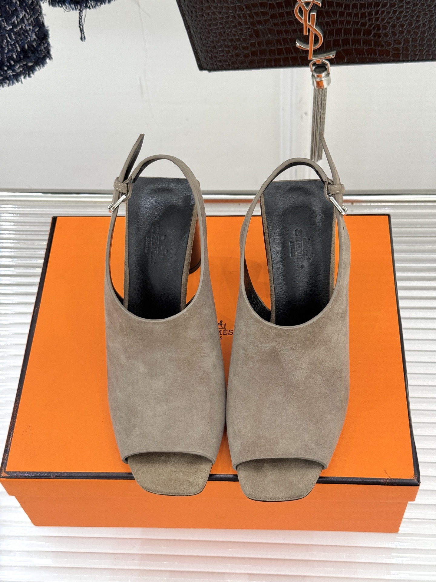 Hermès/爱马仕25WF新品复古鱼嘴后空粗跟凉鞋循百年匠艺重塑复古优雅。利落鱼嘴剪裁露趾不张扬后空袢