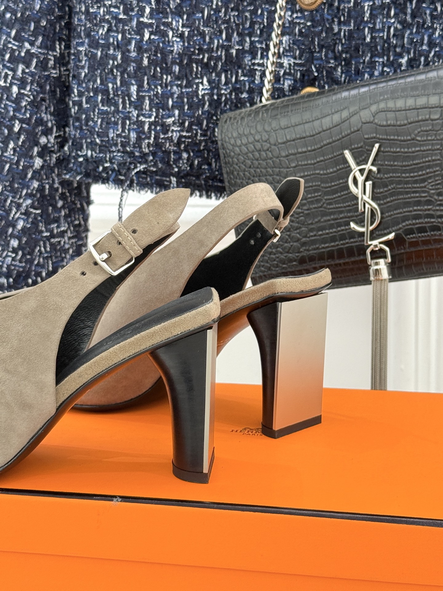 Hermès/爱马仕25WF新品复古鱼嘴后空粗跟凉鞋循百年匠艺重塑复古优雅。利落鱼嘴剪裁露趾不张扬后空袢