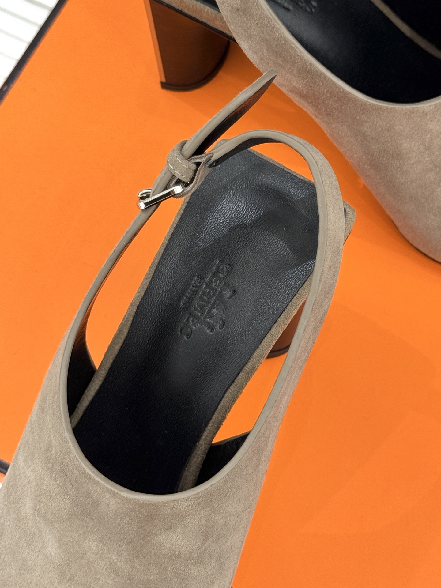 Hermès/爱马仕25WF新品复古鱼嘴后空粗跟凉鞋循百年匠艺重塑复古优雅。利落鱼嘴剪裁露趾不张扬后空袢