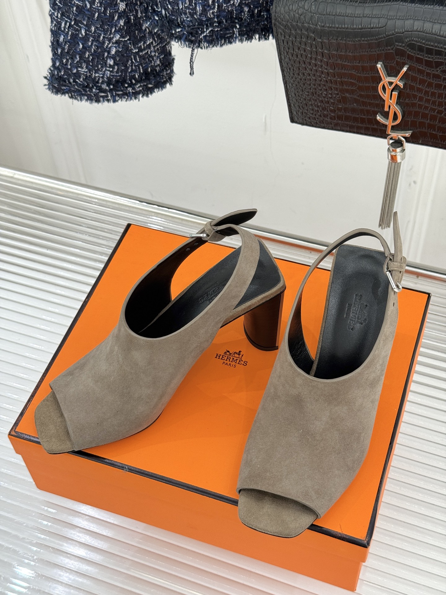 Hermès/爱马仕25WF新品复古鱼嘴后空粗跟凉鞋循百年匠艺重塑复古优雅。利落鱼嘴剪裁露趾不张扬后空袢