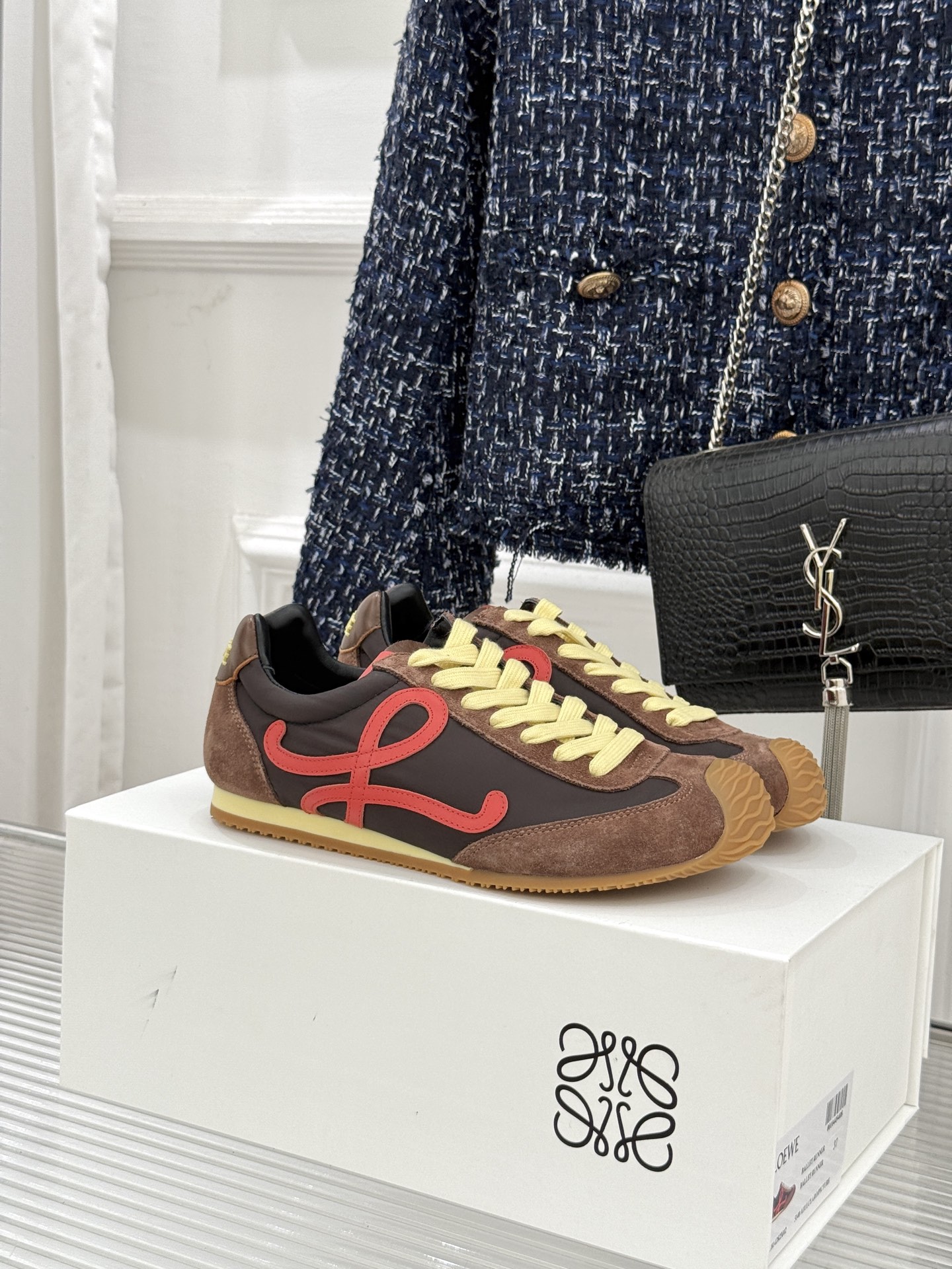 NO:694890,Buttons +10 LOEWE/Loewe Classic Ballet Runner 2.0 Couple's Retro Casual Sports Moral Shoes When Moral Shoes fade away from the homogenization of street fashion, LOEWE Ballet Runner 2.0 breaks out of the circle with its style. Inheriting the 2019 first-generation classic 2.0 upgrade and re-engineering. The silhouette of 70s retro running shoes collides with the lazy arc of ballet shoes. The asymmetrical round toe is playful and advanced. Say goodbye to the awkwardness of clashing styles. Shoe Tongue Anagram  3D rubber logo on the heel and L presbyopia on the side wall. The details are full of brand ingenuity. Flexible and foldable, taking into account both grip and agile gait. Retro colors are suitable for all-season wear. Whether it is denim wide-leg pants or silk skirts, you can wear it with one foot for an effortless old-money relaxation. Every step is a symbiosis of style and comfort. Easily connect workplace commuting and holiday roaming, making comfort and high-end a daily routine. The fabric is made of nylon and soft cowhide.  The inner tiptoe is full of lambskin. The original open-molded wavy pattern soft elastic outsole is flexible and durable and has a retro raw material texture. Sizes are 35-45 for men and women (40 for women and 45 for men, custom-made and non-refundable, 40 notes for men and women), casual shoes/sports shoes, loewe, loewe, sneakers, skirts, cowhide, sheepskin19860909扣子＋10 LOEWE/罗意威经典Ballet Runner 2.0情侣款复古休闲运动德训鞋 当德训鞋褪去街潮同质化 LOEWE Ballet Runner2.0凭风骨出圈. 承袭2019初代经典 2.0升级再造 70s复古跑鞋廓形撞上芭蕾鞋慵懒弧线 不对称圆头俏皮又高级 告别撞款尴尬. 鞋舌Anagram 后跟3D橡胶徽标 侧墙L老花 细节藏满品牌匠心 柔韧可折 兼顾抓地力与灵动步态. 复古色调适配全季穿搭 无论是丹宁阔腿裤还是丝质半裙 一脚蹬穿出毫不费力的老钱松弛感 每一步都是格调与舒适的共生. 轻松衔接职场通勤与假日漫游 让舒适与高级 成为足下日常. 面料采用尼龙与软牛皮拼接 内里踮脚全小羊皮加持 原版开模波浪纹软弹大底 柔韧耐穿还自带复古生胶质感. size男女35-45（女40男45 订做不退换,40备注男女码）,休闲鞋/运动鞋,loewe,loewe,sneakers,skirts,cowhide,sheepskin,Women's Shoes