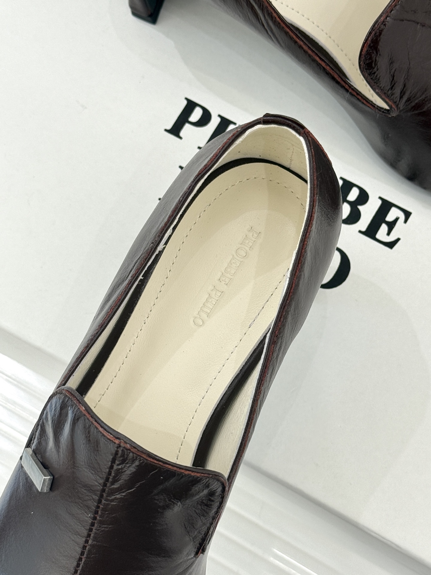 PHOEBE PHILO 25WF新品复古拼色高跟鞋乐福鞋以克制美学定义当代女性的利落风骨。把复古与极简