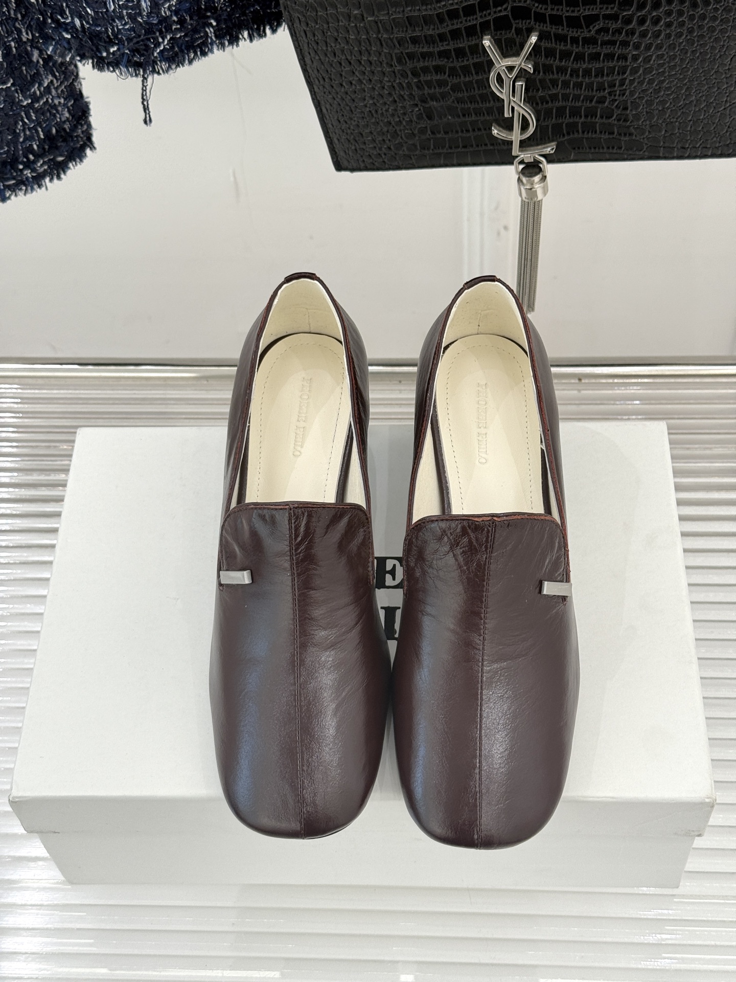 PHOEBE PHILO 25WF新品复古拼色高跟鞋乐福鞋以克制美学定义当代女性的利落风骨。把复古与极简