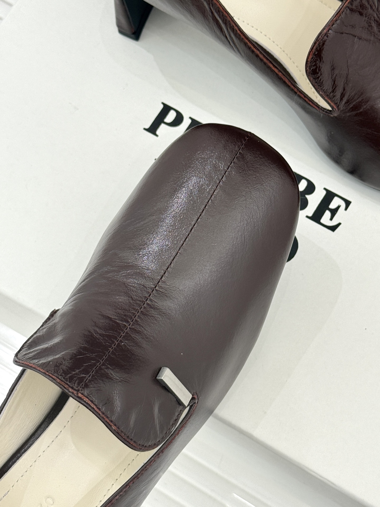 PHOEBE PHILO 25WF新品复古拼色高跟鞋乐福鞋以克制美学定义当代女性的利落风骨。把复古与极简