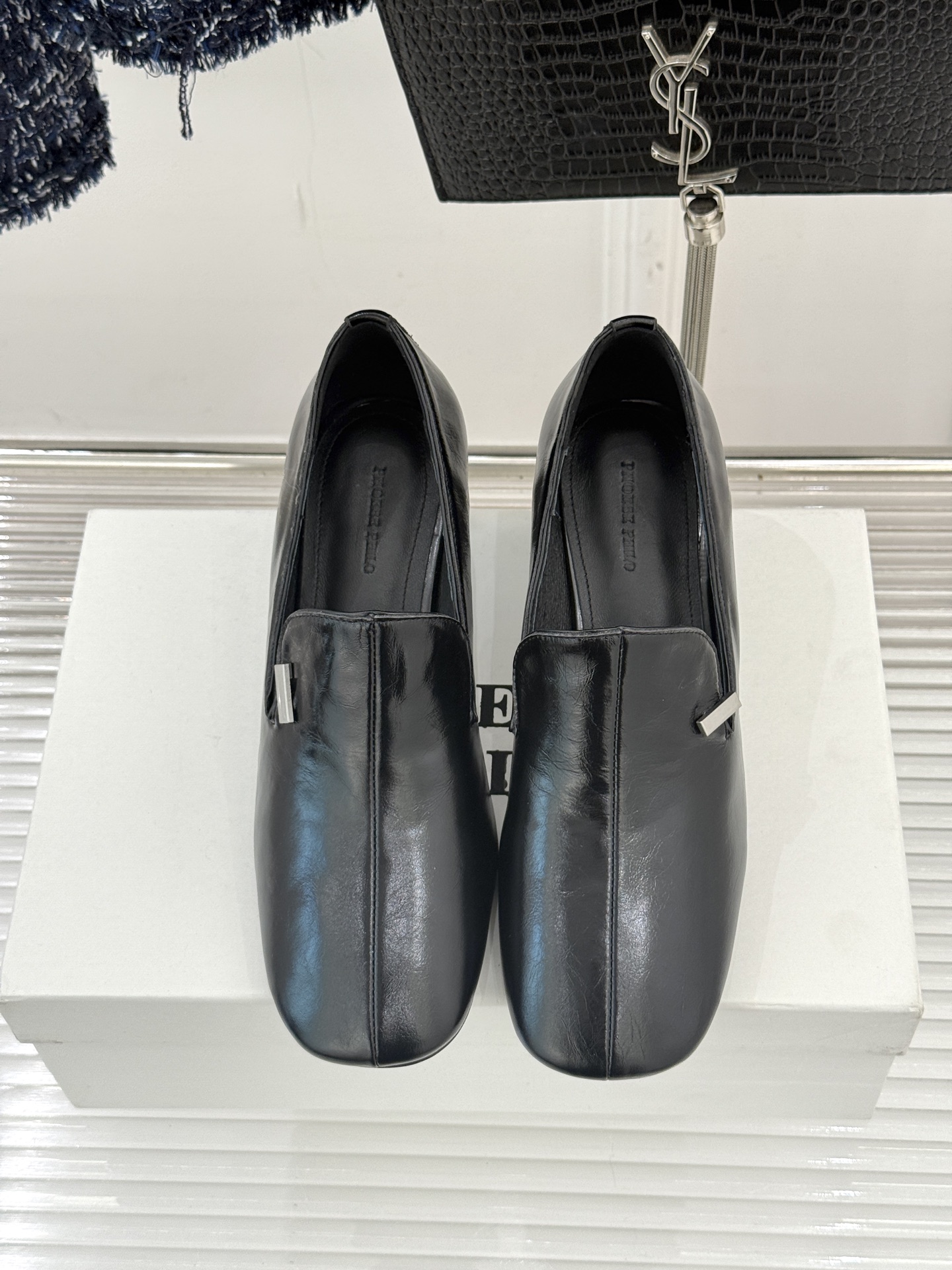 PHOEBE PHILO 25WF新品复古拼色高跟鞋乐福鞋以克制美学定义当代女性的利落风骨。把复古与极简