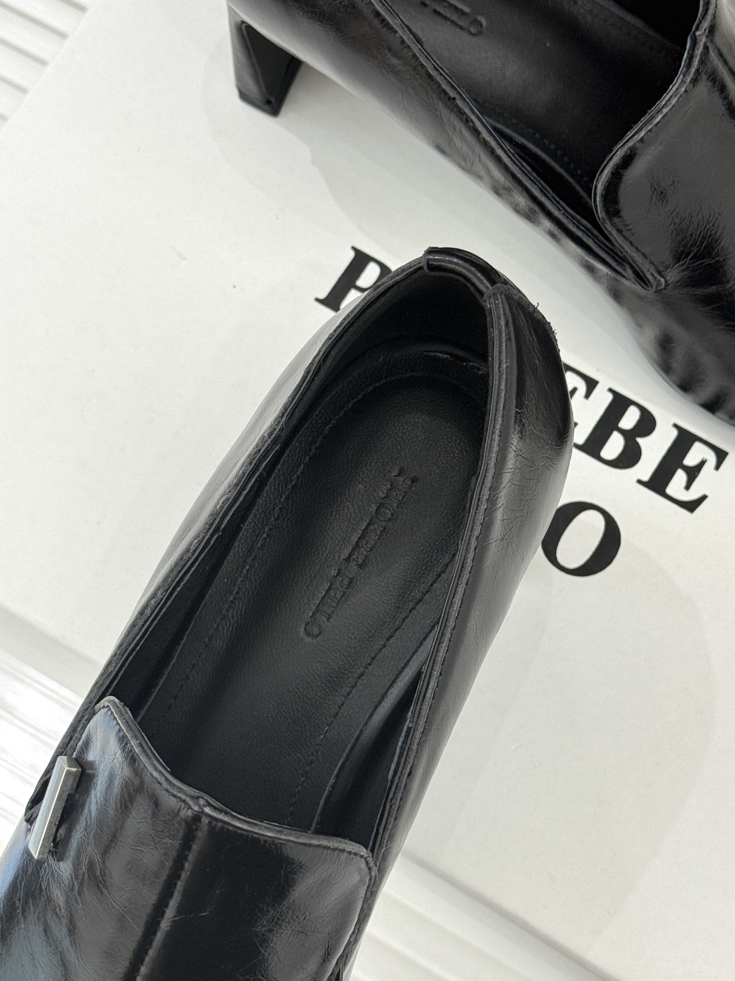 PHOEBE PHILO 25WF新品复古拼色高跟鞋乐福鞋以克制美学定义当代女性的利落风骨。把复古与极简