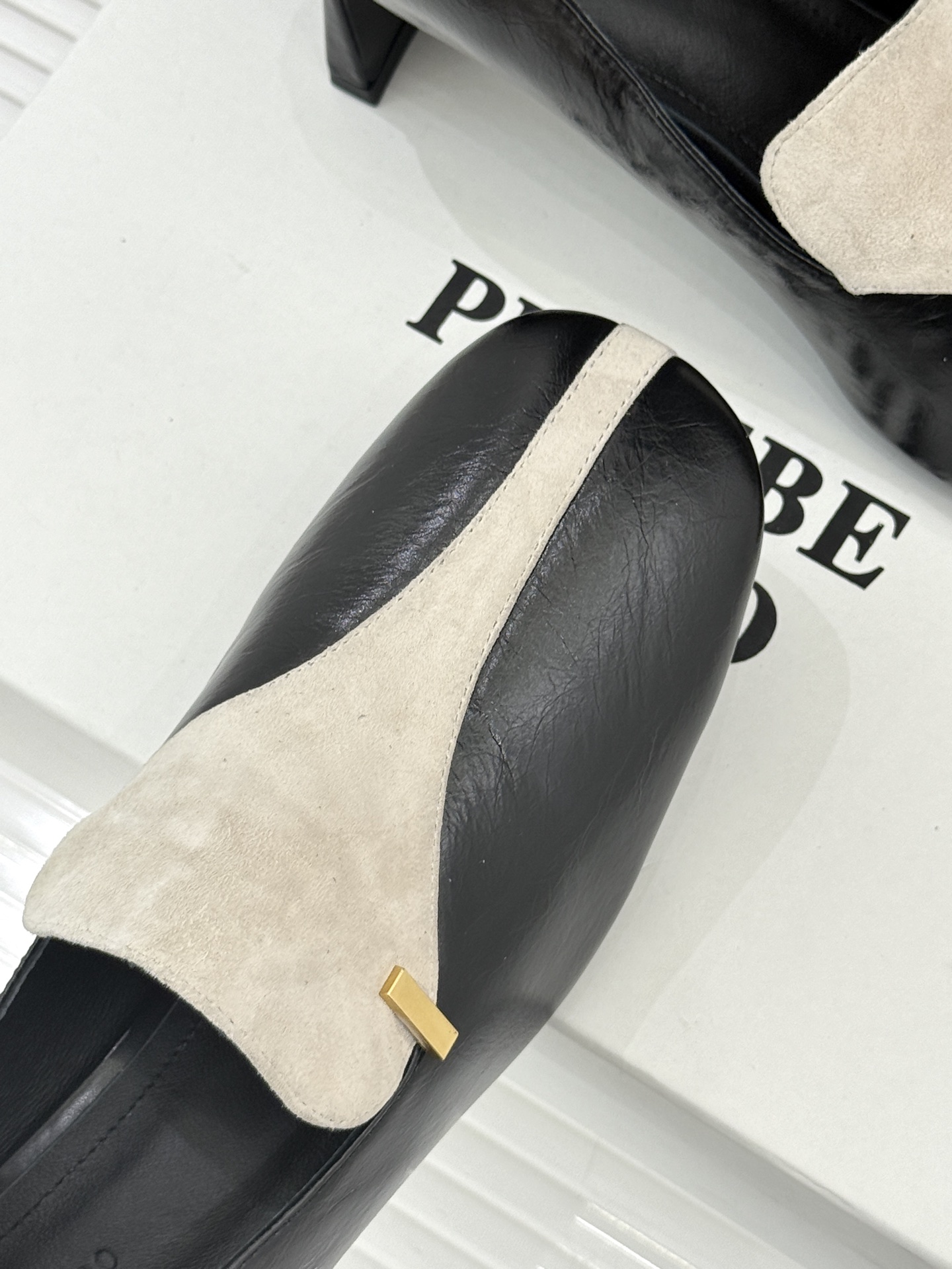 PHOEBE PHILO 25WF新品复古拼色高跟鞋乐福鞋以克制美学定义当代女性的利落风骨。把复古与极简