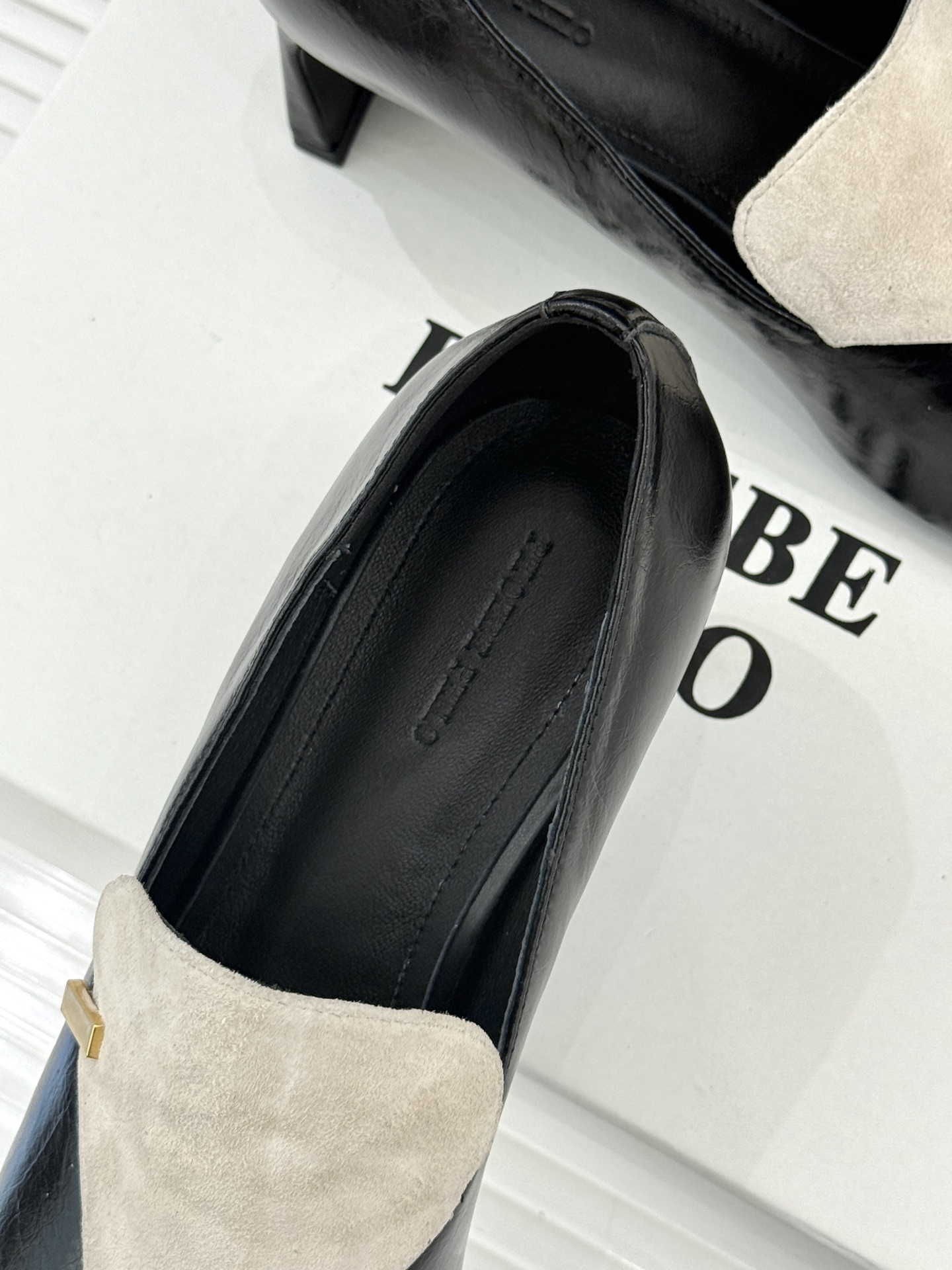 PHOEBE PHILO 25WF新品复古拼色高跟鞋乐福鞋以克制美学定义当代女性的利落风骨。把复古与极简