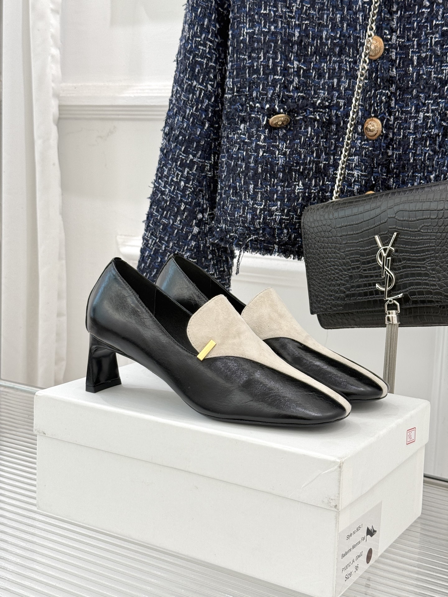 NO:694887,PHOEBE PHILO 25WF new retro color matching high-heeled loafers use restrained aesthetics to define the neat style of contemporary women. Retro and minimalism are deeply penetrated into the bones. Italian first-layer calfskin and matte suede are selected for splicing, and dark and light contrasting colors outline the retro silhouette. It is self-recognizable. Each set of color combinations hides the retro charm that has accumulated over time. The 7cm square heel combines elegance and stability.  You can walk for a long time and show your calm gait. Every detail reveals the ultimate sophistication of minimalism. Wearing woolen wide-leg pants is a cool workplace style, wearing a velvet skirt is a retro noble style, wearing a knitted straight skirt adds intellectual laziness, and a pair of shoes can support the effortless high-end in all occasions. PP's aesthetics are never superficial fashion, but the authenticity of cutting out the complex and simplifying it, and the confidence of combining strength and softness.  There is quiet elegance in every step. The fabric is made of original customized leather. The inner tiptoe is made of sheepskin. The original molded custom anti-slip outsole size35-39 (customized 40/41), loafers, high heels, skirts, cowhide, sheepskin, chamois leather19860909PHOEBE PHILO 25WF新品复古拼色 高跟鞋乐福鞋 以克制美学定义当代女性的利落风骨. 把复古与极简深深穿进骨子里. 甄选意大利头层小牛皮与哑光麂皮拼接, 深浅撞色勾勒复古廓形 自带辨识度, 每组配色都藏着经时间沉淀的复古韵味. 7cm方跟兼顾优雅与稳健 久走不累尽显从容步态. 每一处细节都透着极简主义的极致考究. 搭羊毛阔腿裤是清冷职场风骨, 配丝绒半裙是复古贵气格调, 踩针织直筒裙又添知性慵懒, 一双鞋撑起所有场合的不费力高级. PP的美学 从不是流于表面的时髦 是删繁就简后的本真 刚柔并济的底气, 步履间皆是不动声色的奢雅. 面料采用原版定制皮料 内里踮脚均为羊皮 原版开模定制防滑大底 size35-39（40/41定制）,乐福鞋高跟鞋,loafers,high heels,skirts,cowhide,sheepskin,chamois leather,Women's Shoes