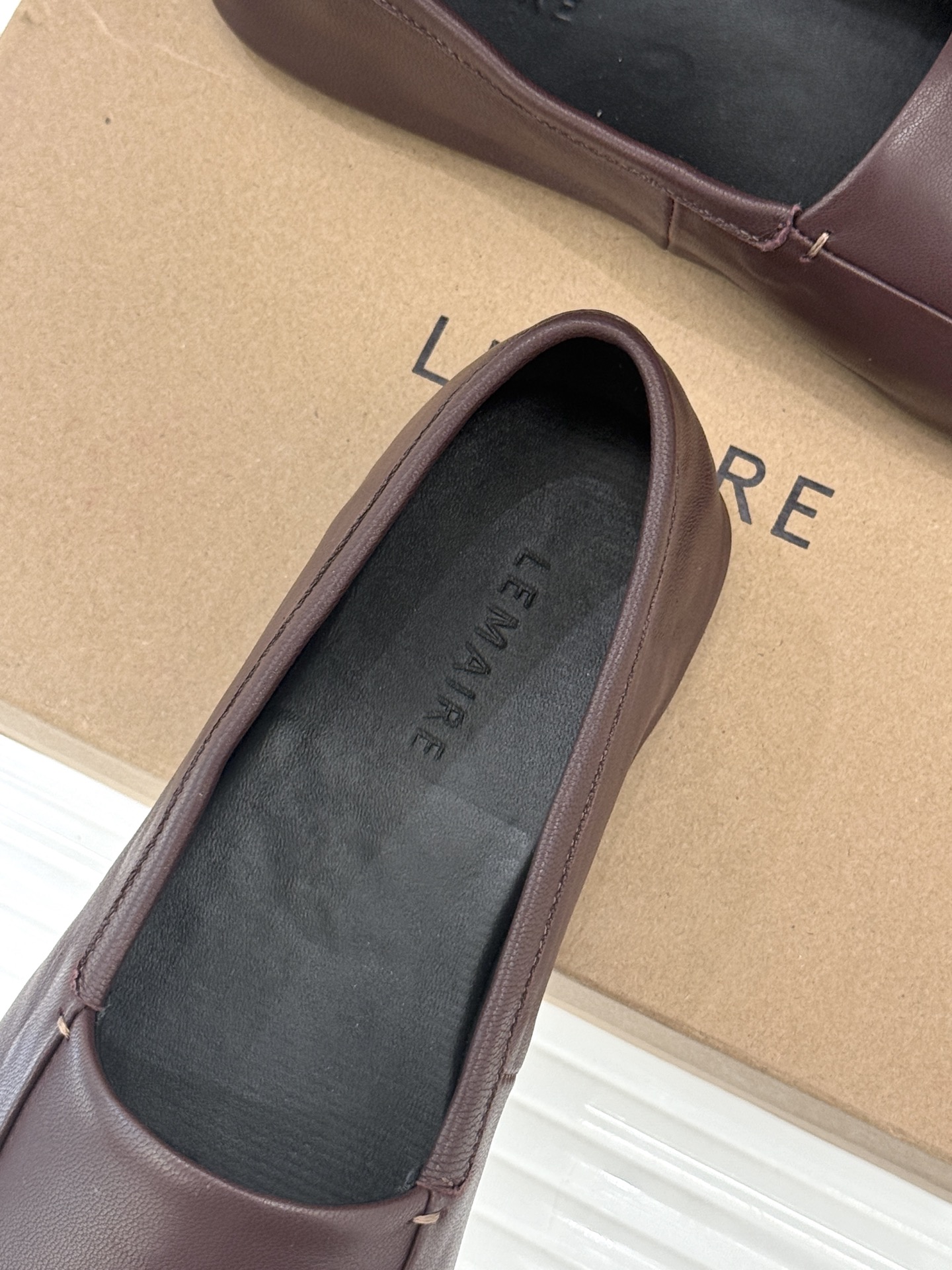 Lemaire25WF新品极简复古柔软平底乐福鞋 把极简复古穿成日常松弛感。利落圆头包容所有脚型平底设计