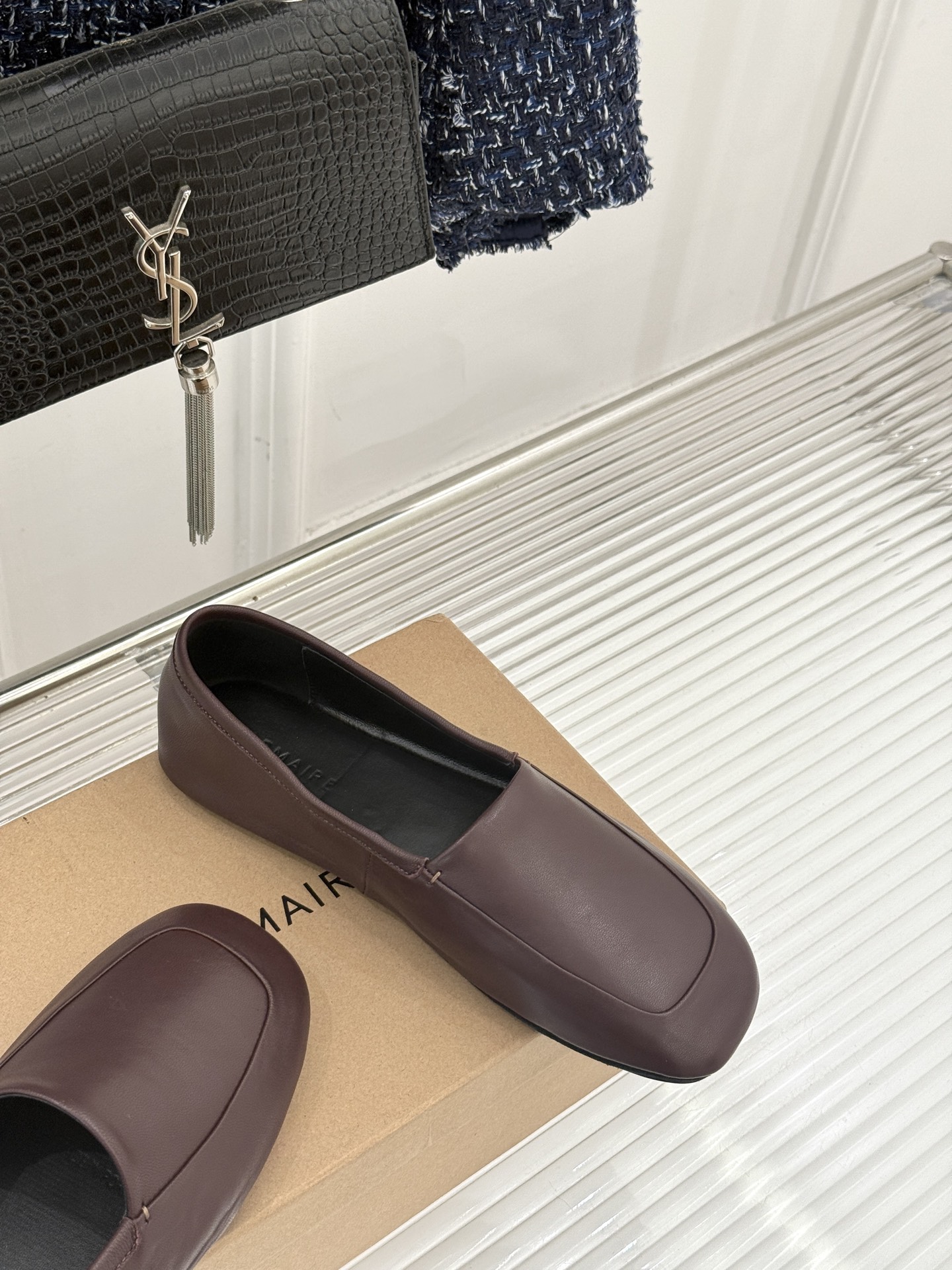 Lemaire25WF新品极简复古柔软平底乐福鞋 把极简复古穿成日常松弛感。利落圆头包容所有脚型平底设计