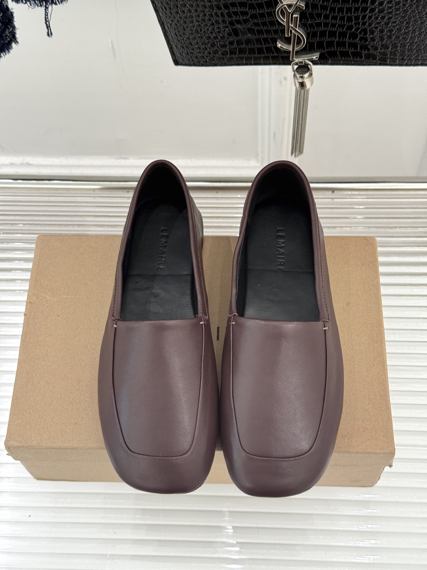 Lemaire25WF新品极简复古柔软平底乐福鞋 把极简复古穿成日常松弛感。利落圆头包容所有脚型平底设计