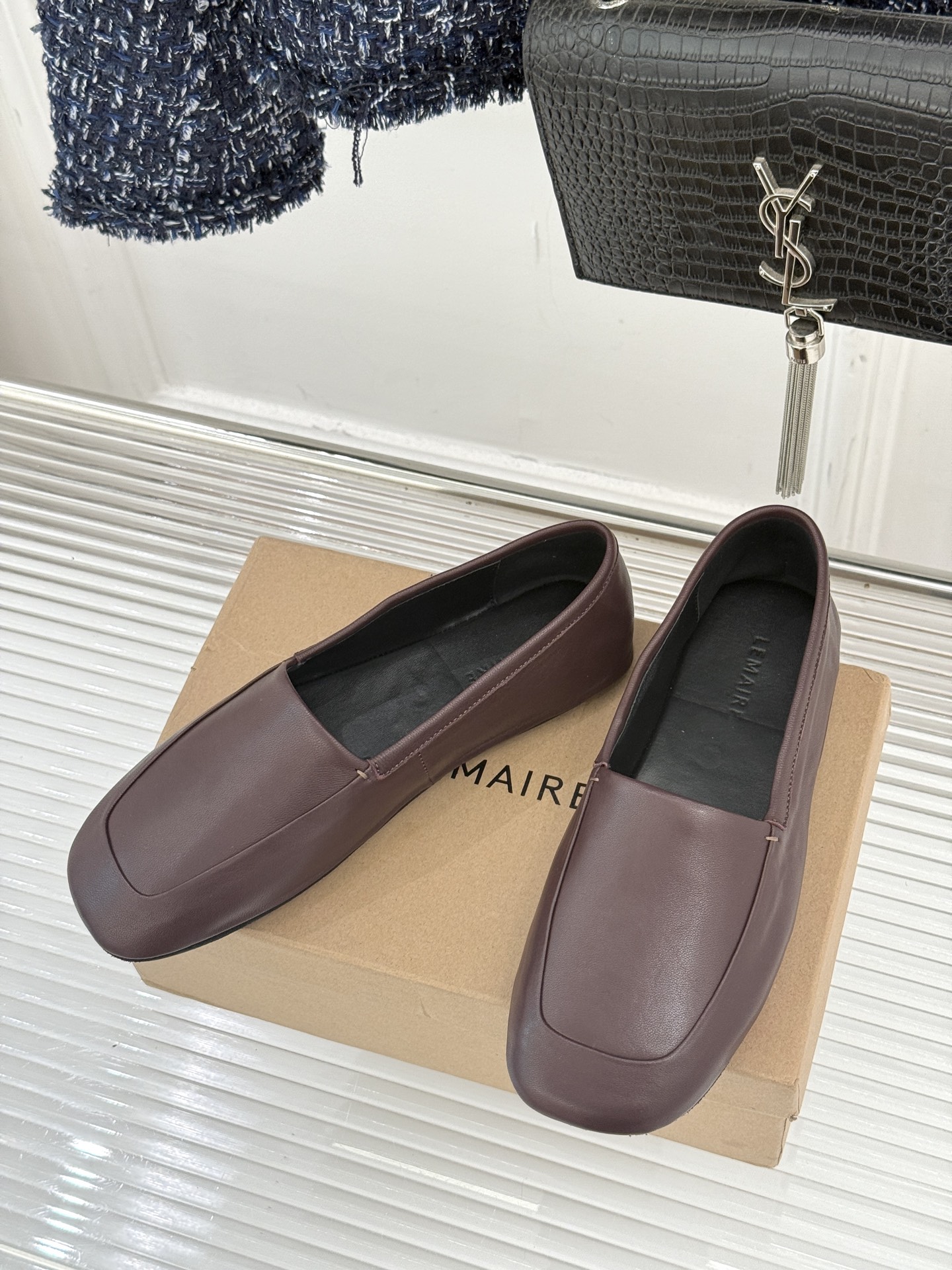 Lemaire25WF新品极简复古柔软平底乐福鞋 把极简复古穿成日常松弛感。利落圆头包容所有脚型平底设计