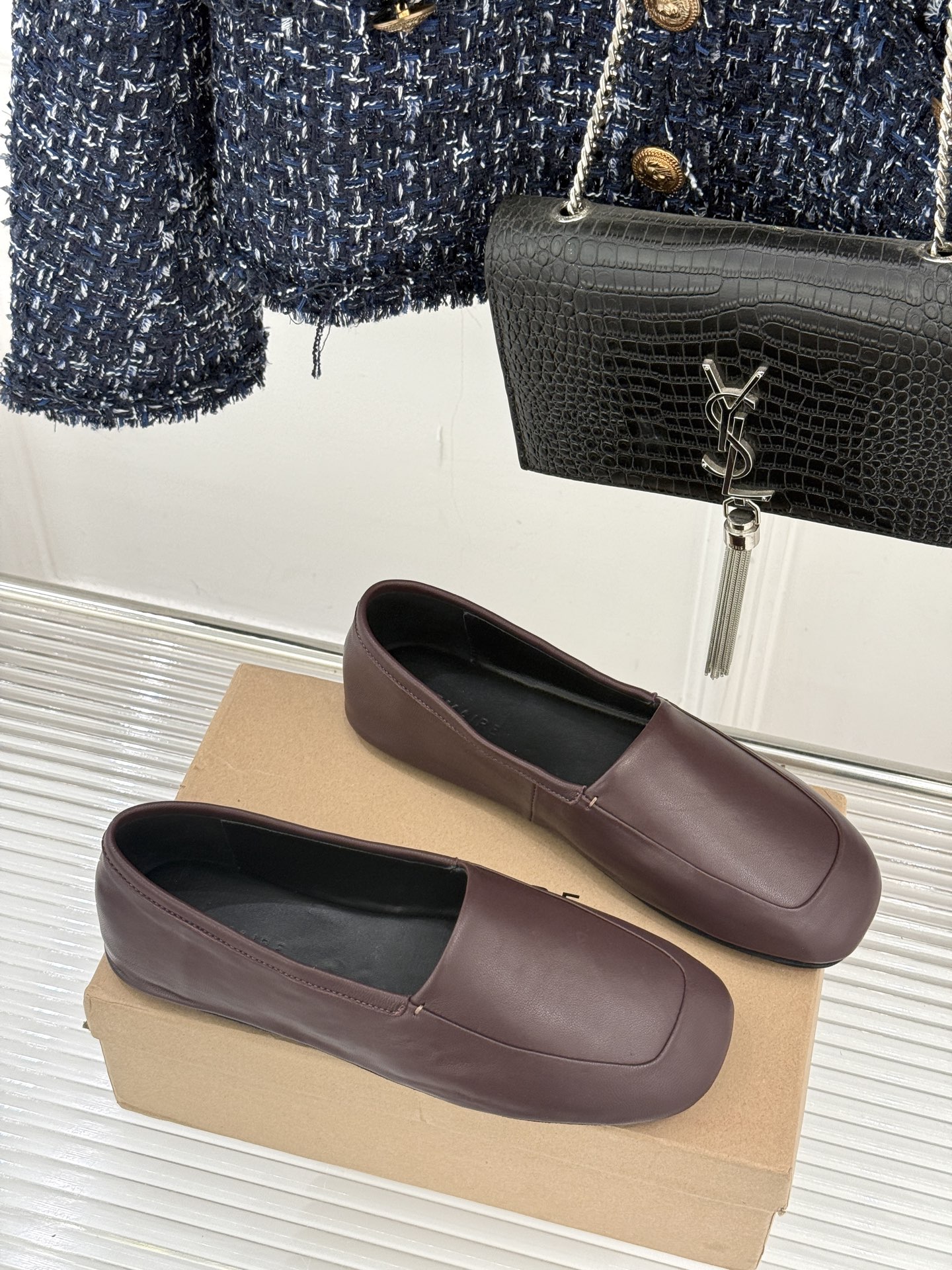 Lemaire25WF新品极简复古柔软平底乐福鞋 把极简复古穿成日常松弛感。利落圆头包容所有脚型平底设计