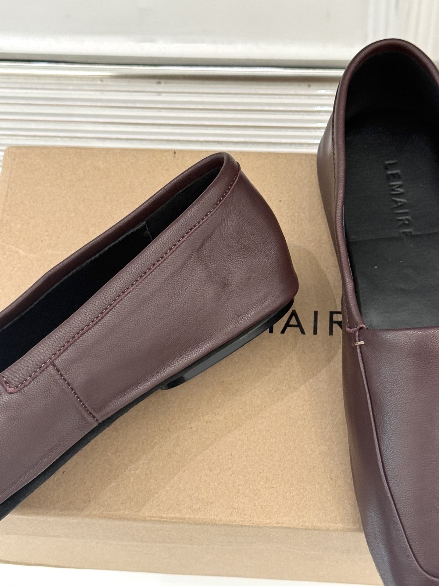 Lemaire25WF新品极简复古柔软平底乐福鞋 把极简复古穿成日常松弛感。利落圆头包容所有脚型平底设计