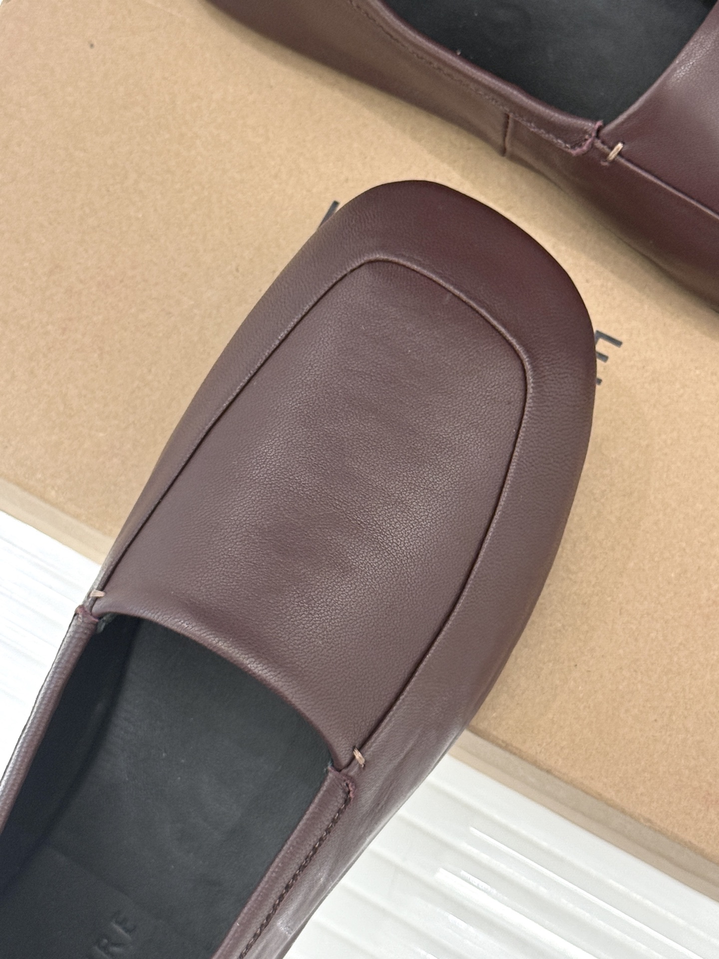 Lemaire25WF新品极简复古柔软平底乐福鞋 把极简复古穿成日常松弛感。利落圆头包容所有脚型平底设计