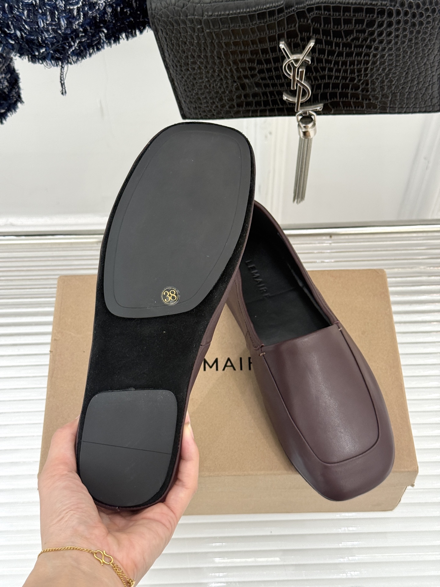 Lemaire25WF新品极简复古柔软平底乐福鞋 把极简复古穿成日常松弛感。利落圆头包容所有脚型平底设计