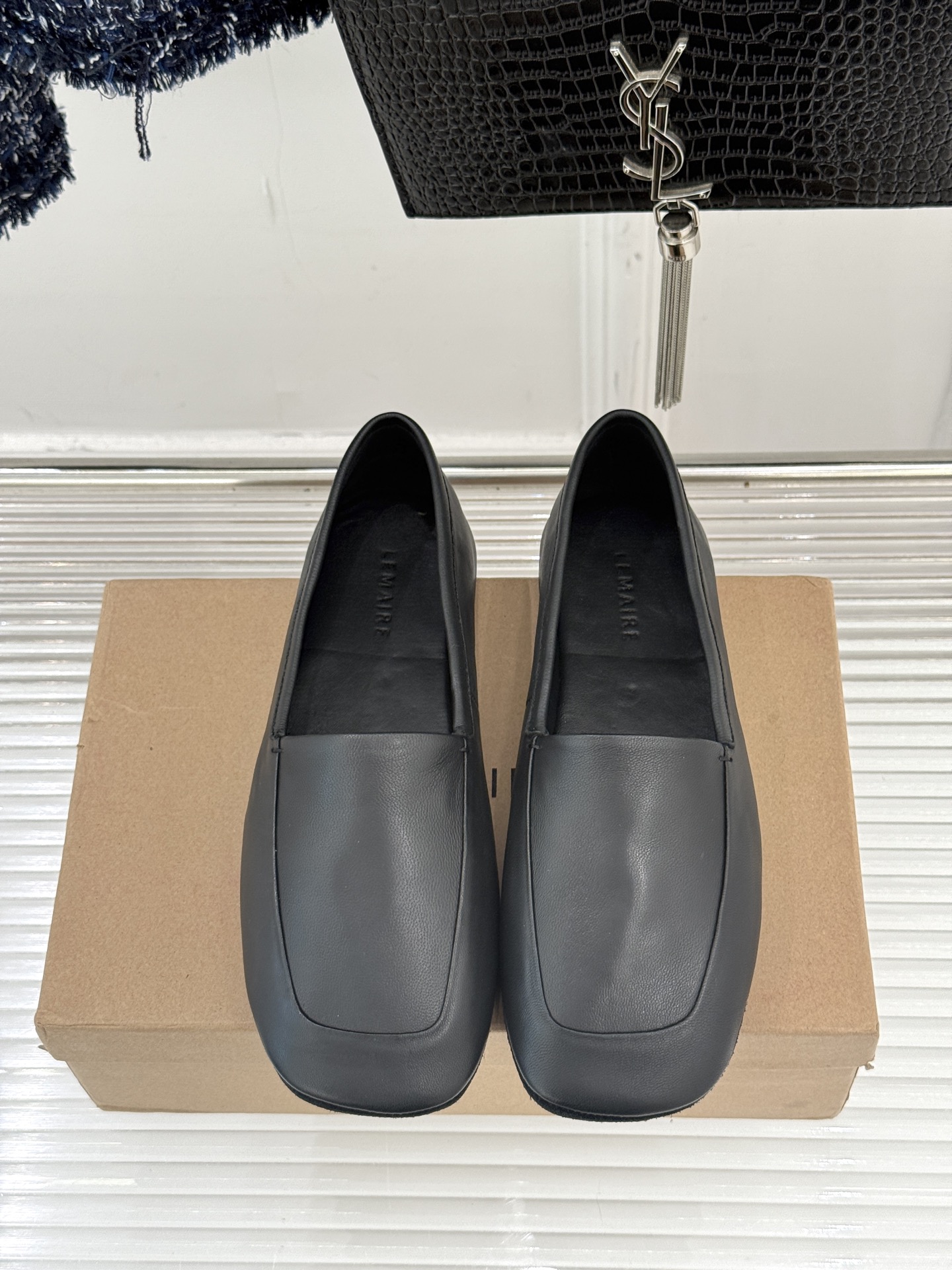 Lemaire25WF新品极简复古柔软平底乐福鞋 把极简复古穿成日常松弛感。利落圆头包容所有脚型平底设计