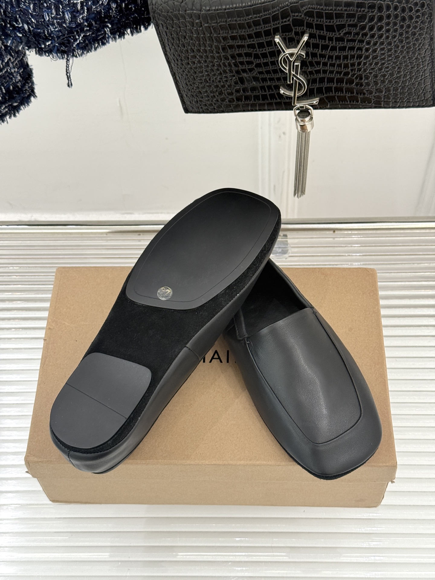 Lemaire25WF新品极简复古柔软平底乐福鞋 把极简复古穿成日常松弛感。利落圆头包容所有脚型平底设计