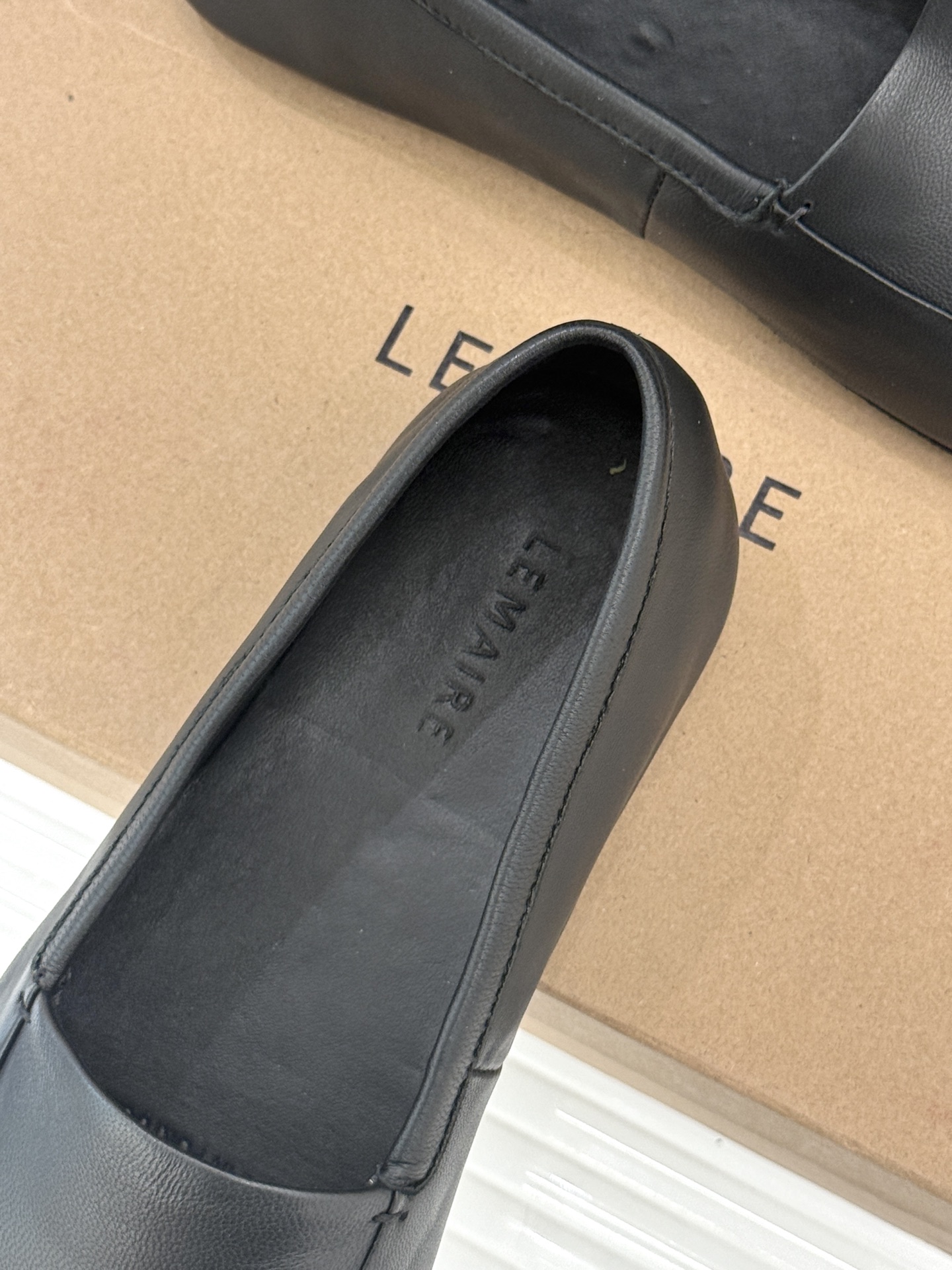 Lemaire25WF新品极简复古柔软平底乐福鞋 把极简复古穿成日常松弛感。利落圆头包容所有脚型平底设计