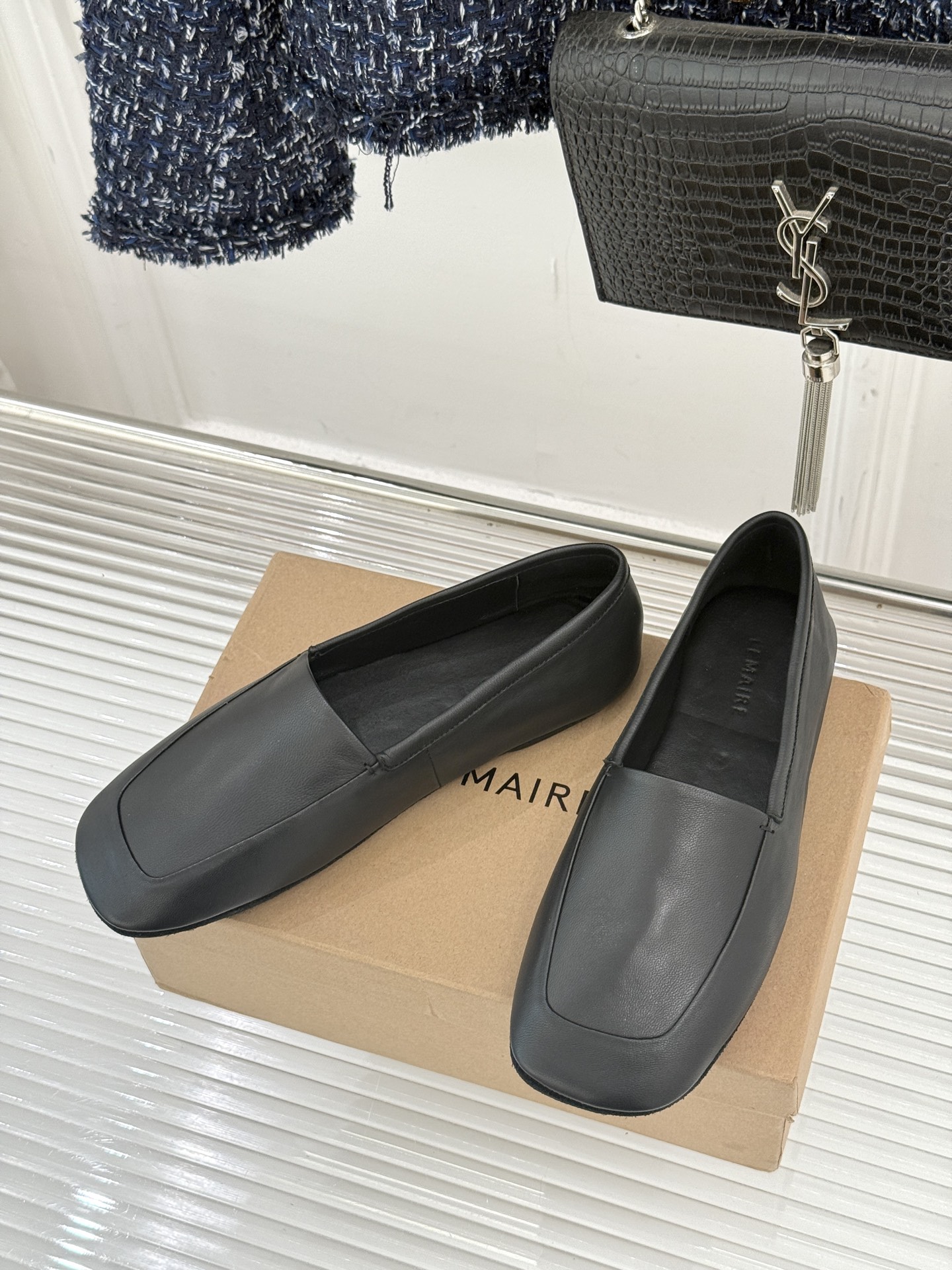 Lemaire25WF新品极简复古柔软平底乐福鞋 把极简复古穿成日常松弛感。利落圆头包容所有脚型平底设计