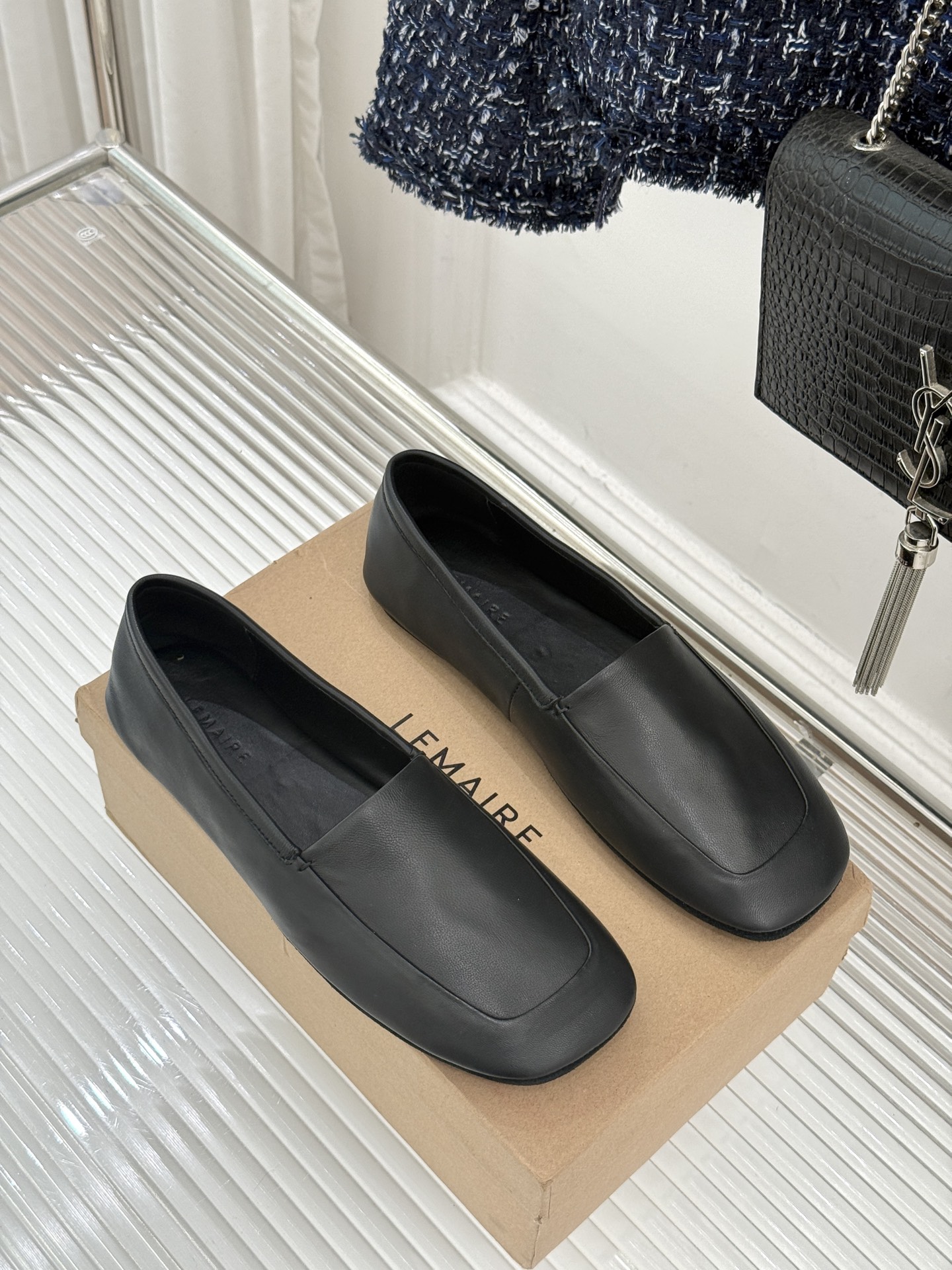 Lemaire25WF新品极简复古柔软平底乐福鞋 把极简复古穿成日常松弛感。利落圆头包容所有脚型平底设计