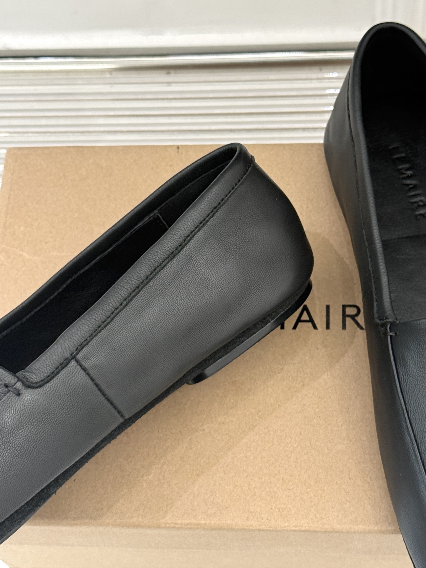 Lemaire25WF新品极简复古柔软平底乐福鞋 把极简复古穿成日常松弛感。利落圆头包容所有脚型平底设计