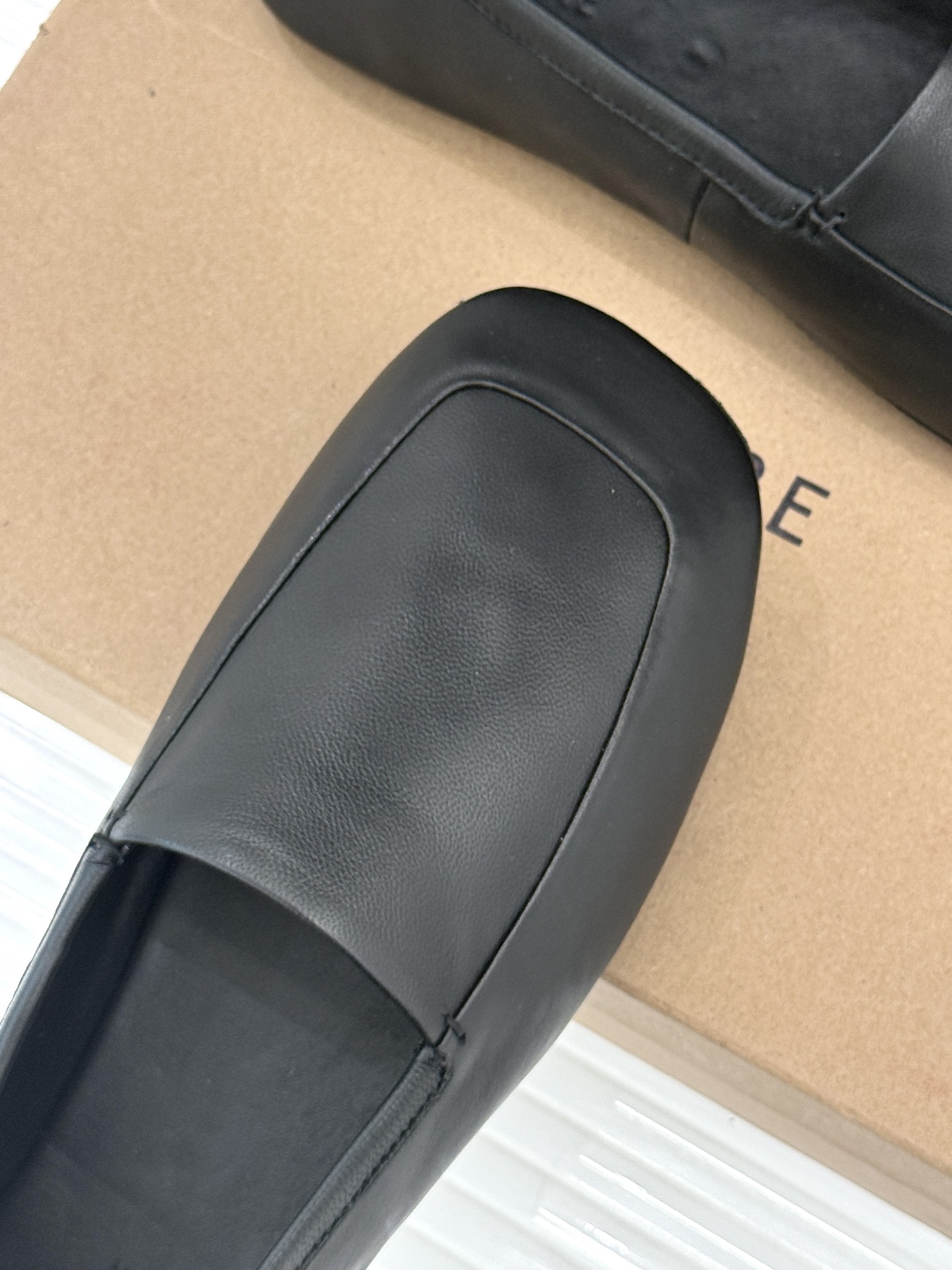 Lemaire25WF新品极简复古柔软平底乐福鞋 把极简复古穿成日常松弛感。利落圆头包容所有脚型平底设计