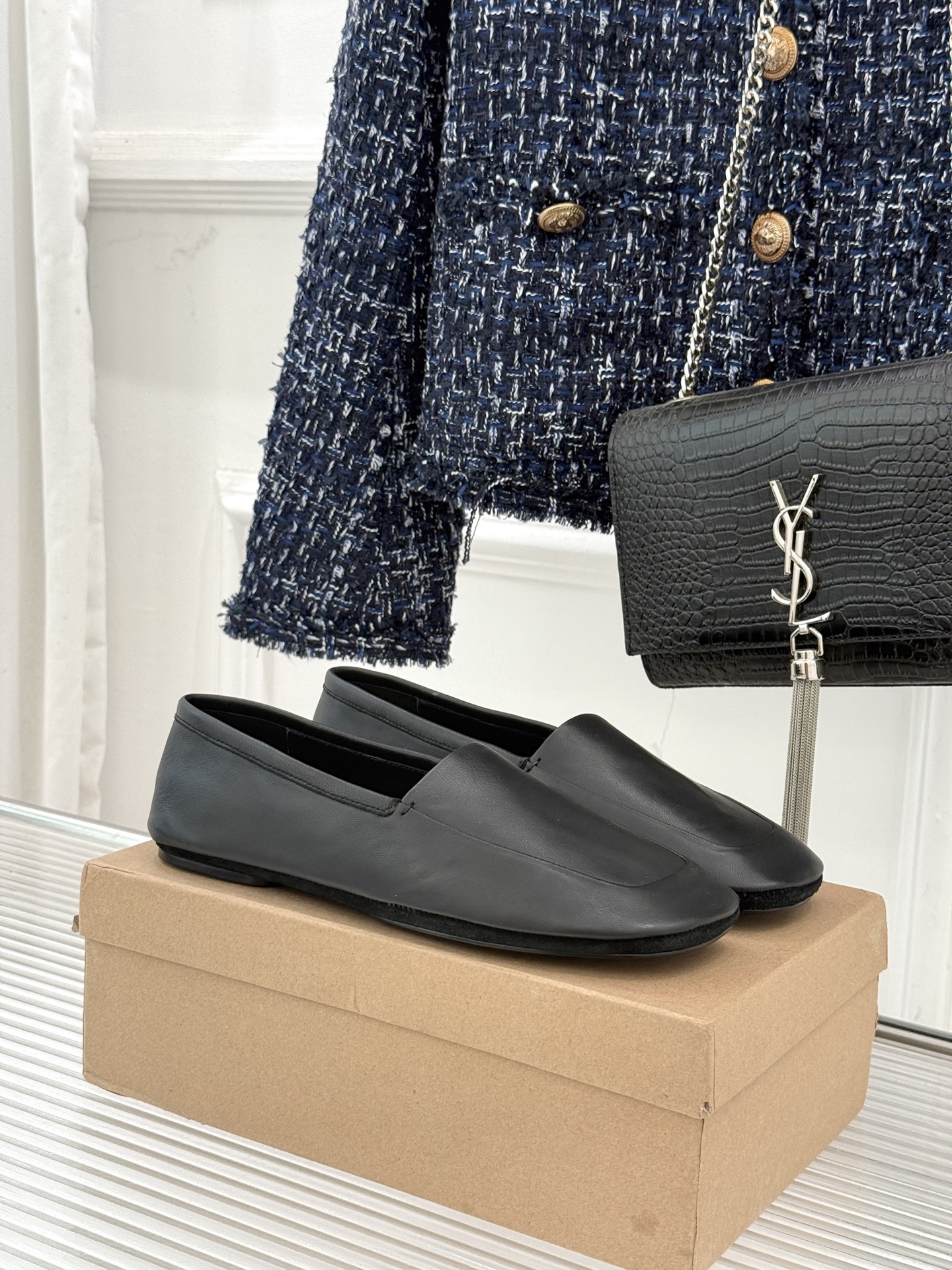 NO:694882,Lemaire25WF new minimalist retro soft flat loafers. Wear minimalist retro into daily relaxation. The neat round toe accommodates all foot types. The flat bottom design is stable and unburdened. It is still light even if you commute all day. No unnecessary decoration shows the minimalist style. The clean lines of the shoe body outline the retro charm. Pair it with wide-leg pants for a lazy French accent. Pair it with a straight skirt for a retro intellectual style. Wearing a denim skirt adds a casual feel.  A pair of shoes can cover all simple outfits in autumn and winter, with an effortless sense of luxury. The fabric is made of original custom leather, and the lining is made of sheepskin. The original molded custom anti-slip outsole size35-39 (customized 40/41), loafers, loafers, skirts, sheepskin19860909Lemaire25WF新品极简复古 柔软平底乐福鞋 把极简复古穿成日常松弛感. 利落圆头包容所有脚型 平底设计稳走无负担 通勤暴走一整天依旧轻盈. 无多余装饰尽显极简风骨 鞋身利落线条勾勒复古韵味 搭阔腿裤是慵懒法式腔调 配直筒裙是复古知性风 穿牛仔半裙又添随性自在 一双鞋承包秋冬所有简约穿搭 是不费力的高级感. 面料采用原版定制皮料 内里踮脚均为羊皮 原版开模定制防滑大底 size35-39（40/41定制）,乐福鞋,loafers,skirts,sheepskin,Women's Shoes