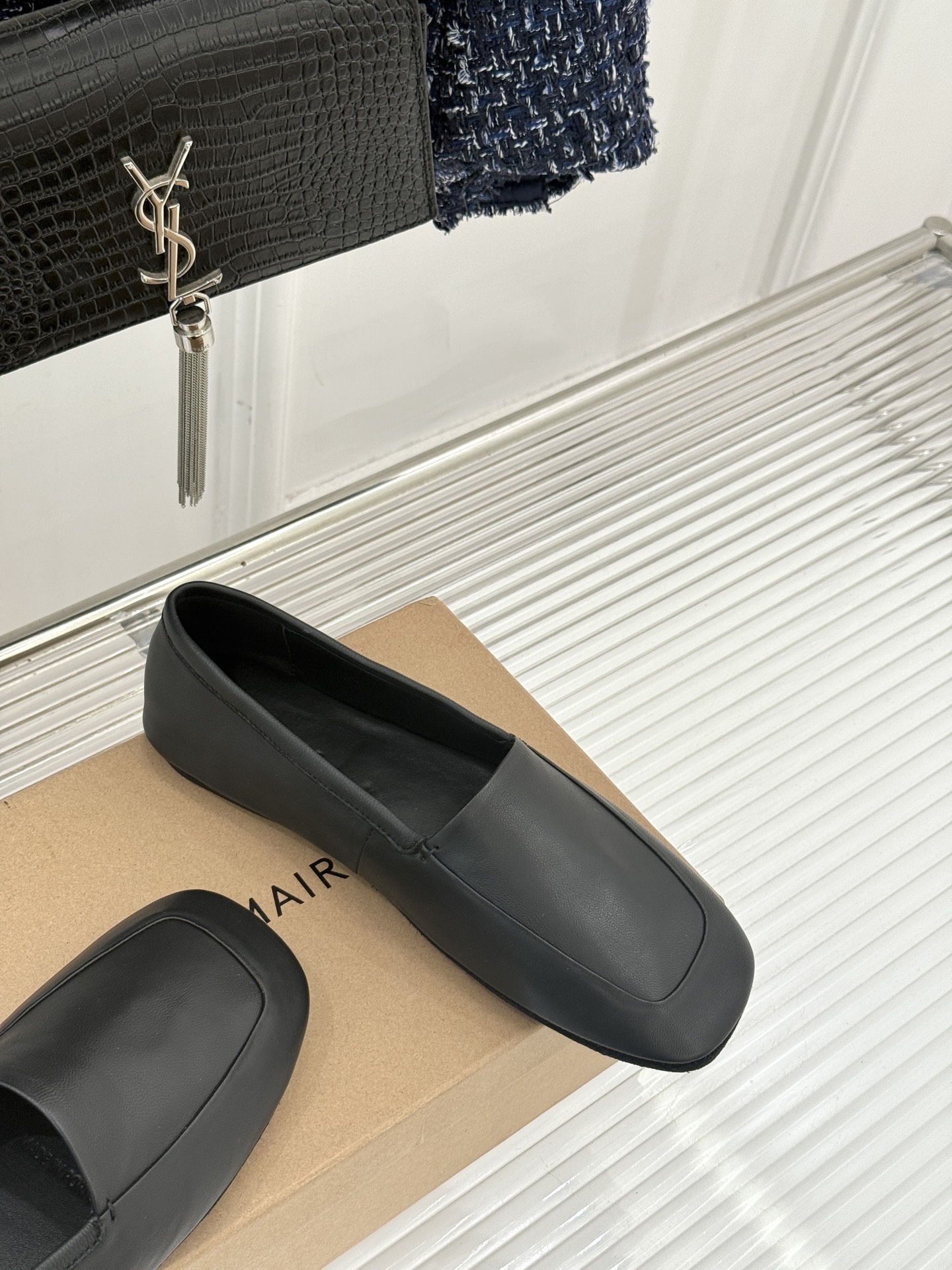 Lemaire25WF新品极简复古柔软平底乐福鞋 把极简复古穿成日常松弛感。利落圆头包容所有脚型平底设计