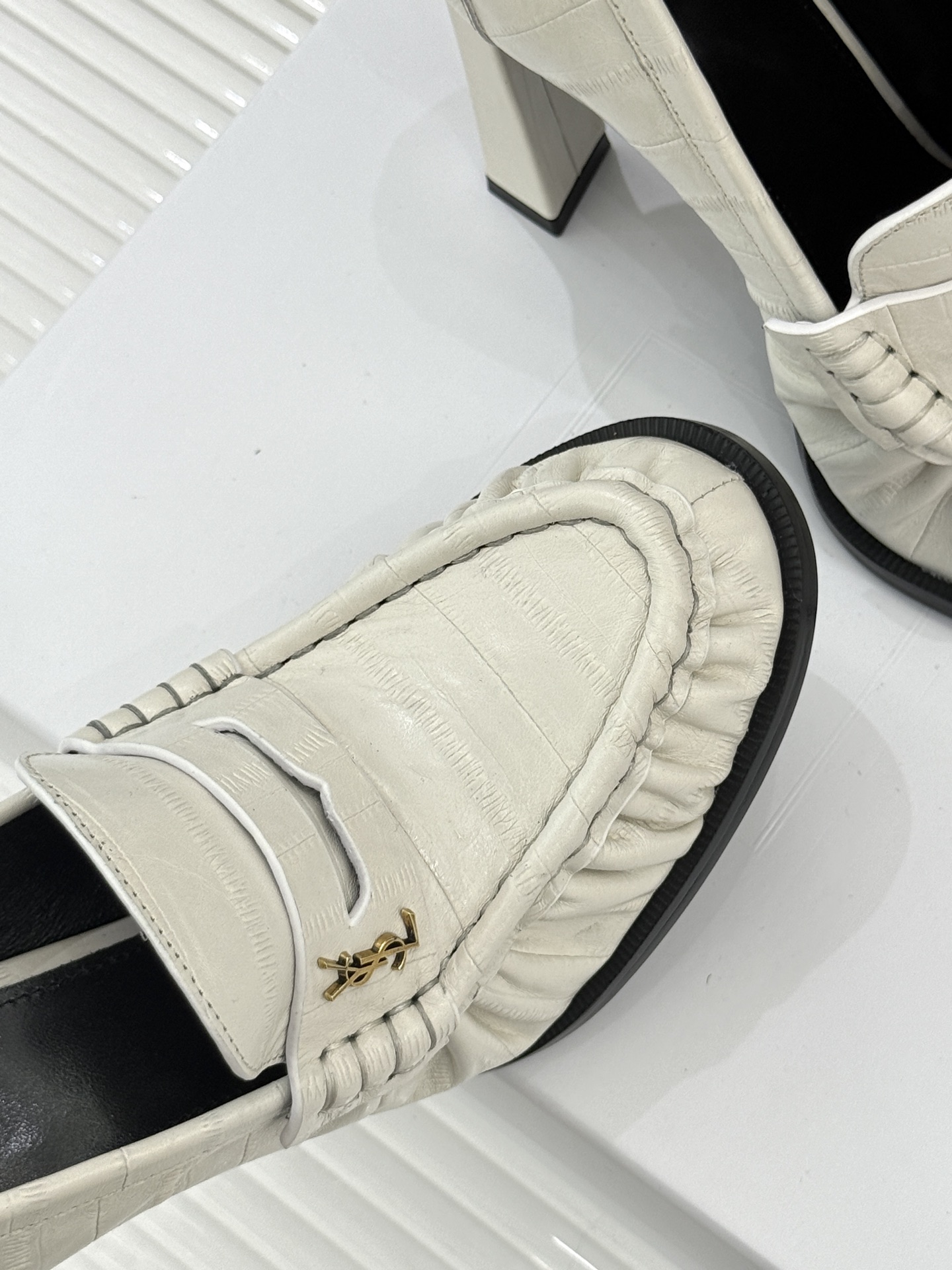 Saint Lauren*圣罗兰26WF新品YSL小logo高跟鞋乐福鞋标志性的小logo是这双鞋的灵魂