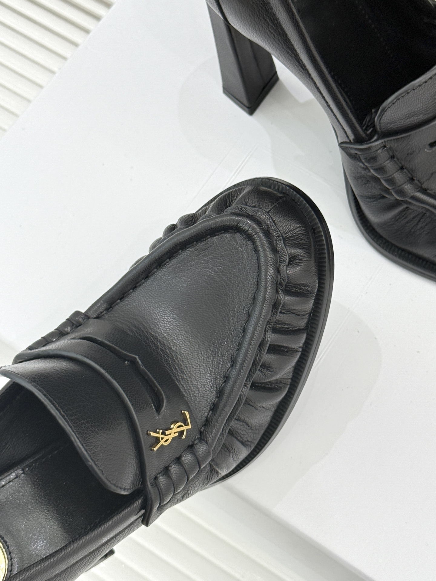 Saint Lauren*圣罗兰26WF新品YSL小logo高跟鞋乐福鞋标志性的小logo是这双鞋的灵魂