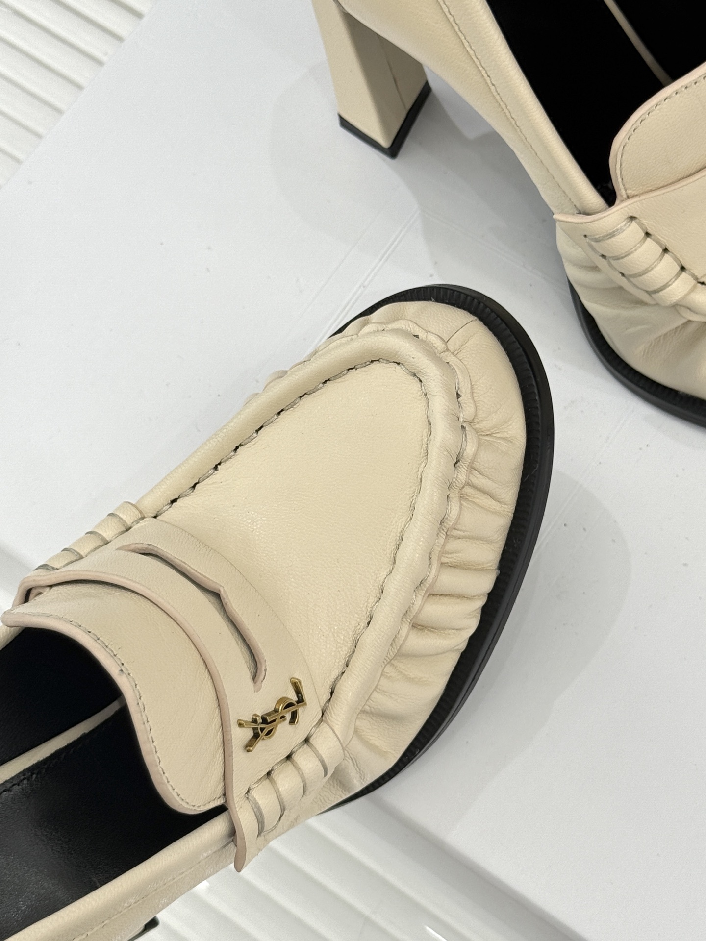 Saint Lauren*圣罗兰26WF新品YSL小logo高跟鞋乐福鞋标志性的小logo是这双鞋的灵魂