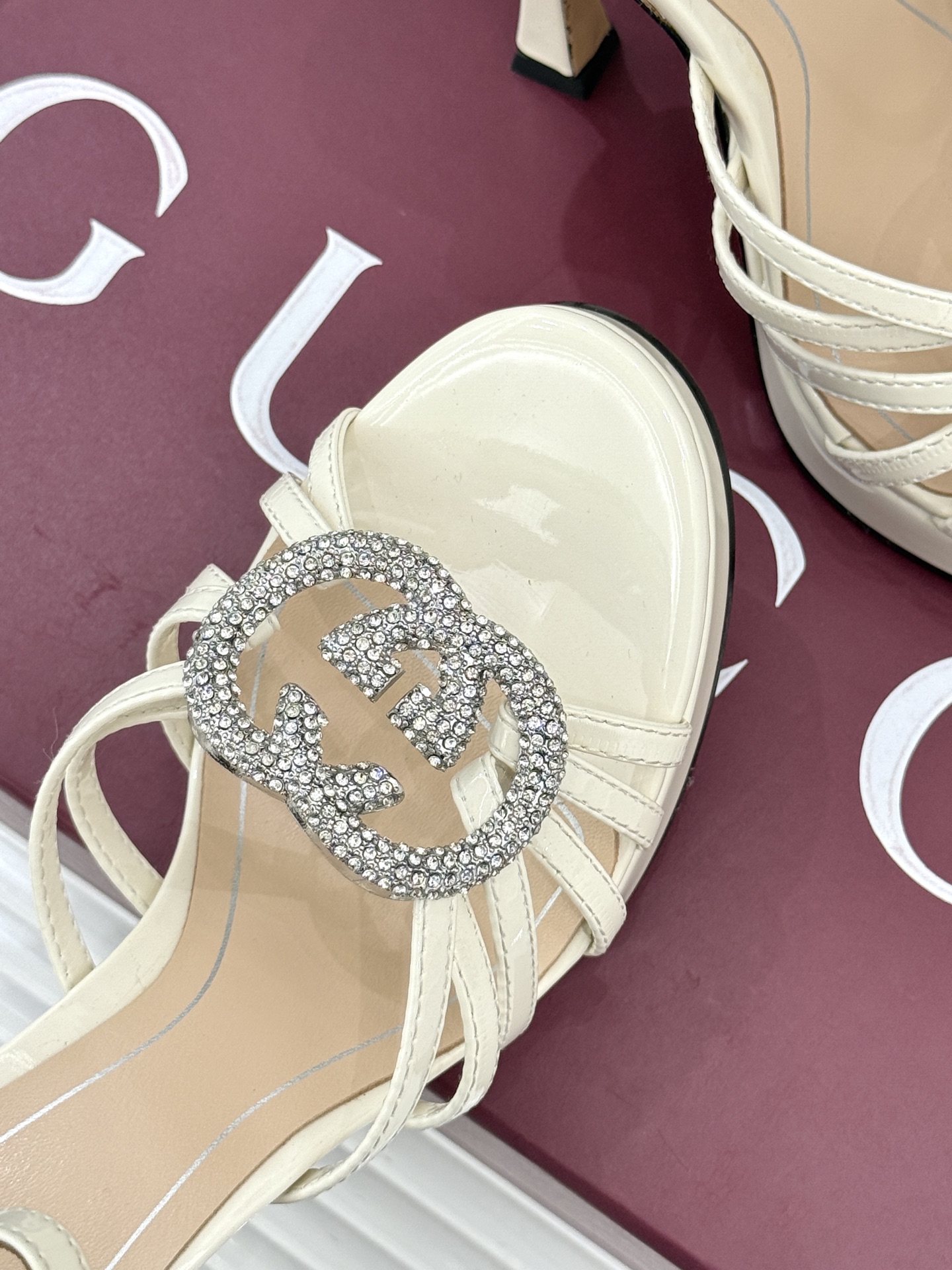 Gucci/古驰25WF新品水钻防水台高跟凉鞋当复古徽章邂逅璀璨锋芒这双凉鞋以标志性双G图腾为引周身缀满