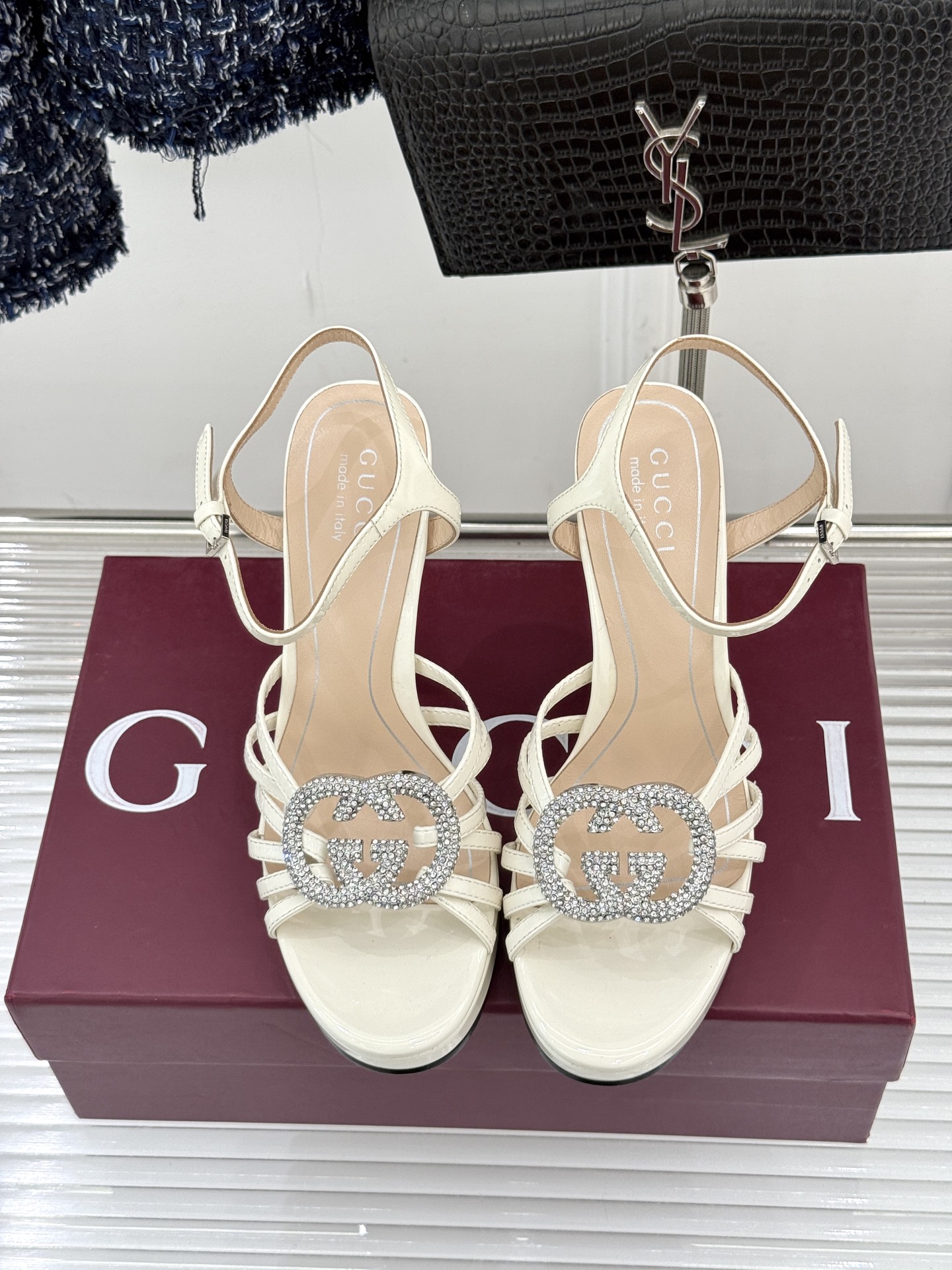 Gucci/古驰25WF新品水钻防水台高跟凉鞋当复古徽章邂逅璀璨锋芒这双凉鞋以标志性双G图腾为引周身缀满