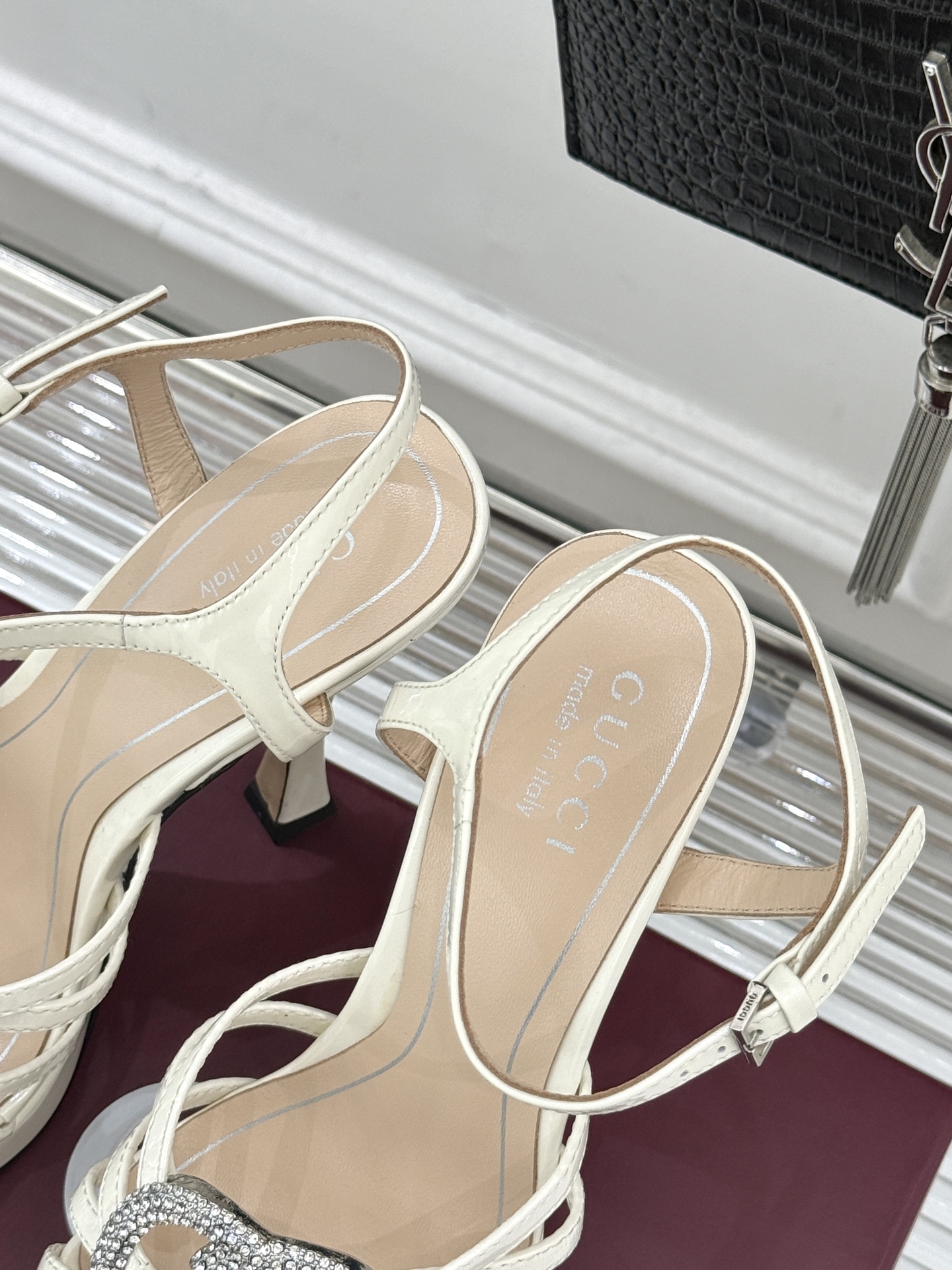 Gucci/古驰25WF新品水钻防水台高跟凉鞋当复古徽章邂逅璀璨锋芒这双凉鞋以标志性双G图腾为引周身缀满