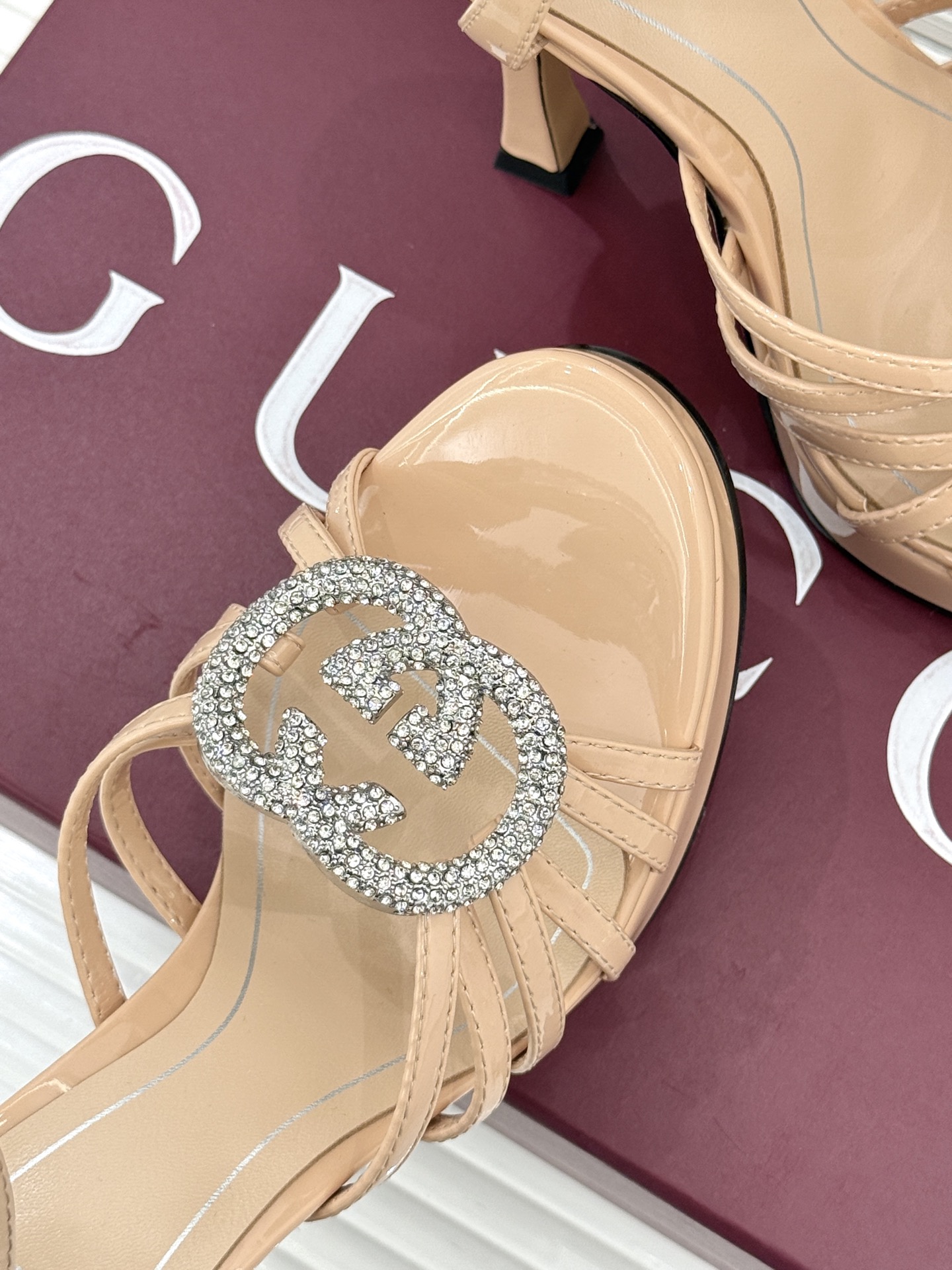 Gucci/古驰25WF新品水钻防水台高跟凉鞋当复古徽章邂逅璀璨锋芒这双凉鞋以标志性双G图腾为引周身缀满