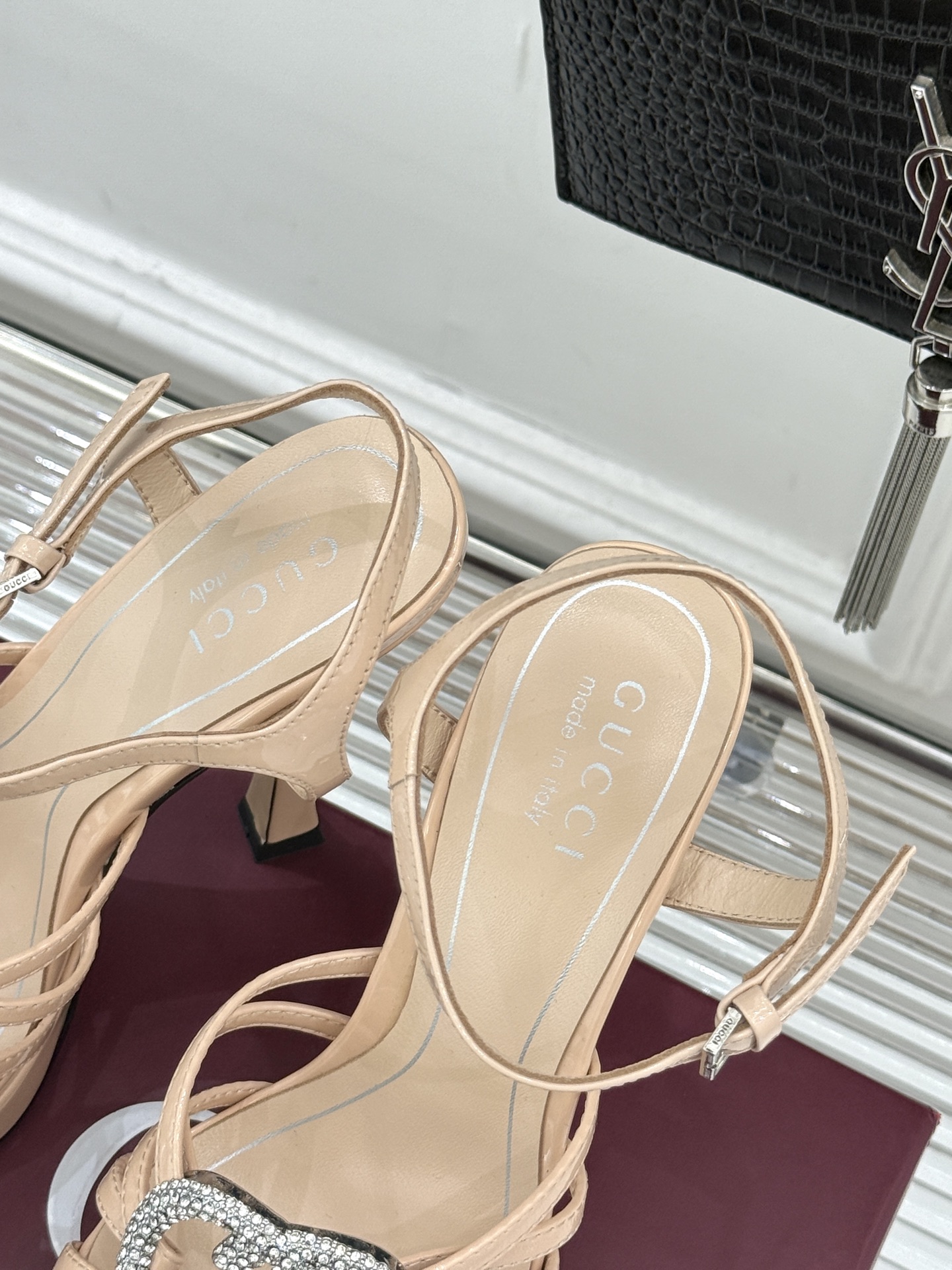 Gucci/古驰25WF新品水钻防水台高跟凉鞋当复古徽章邂逅璀璨锋芒这双凉鞋以标志性双G图腾为引周身缀满