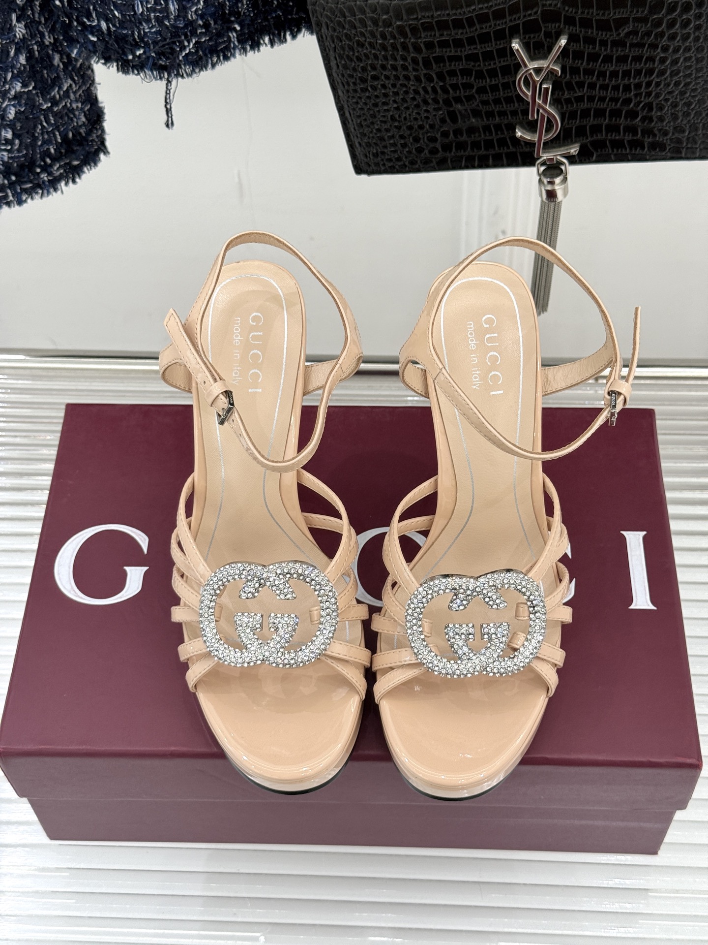 Gucci/古驰25WF新品水钻防水台高跟凉鞋当复古徽章邂逅璀璨锋芒这双凉鞋以标志性双G图腾为引周身缀满