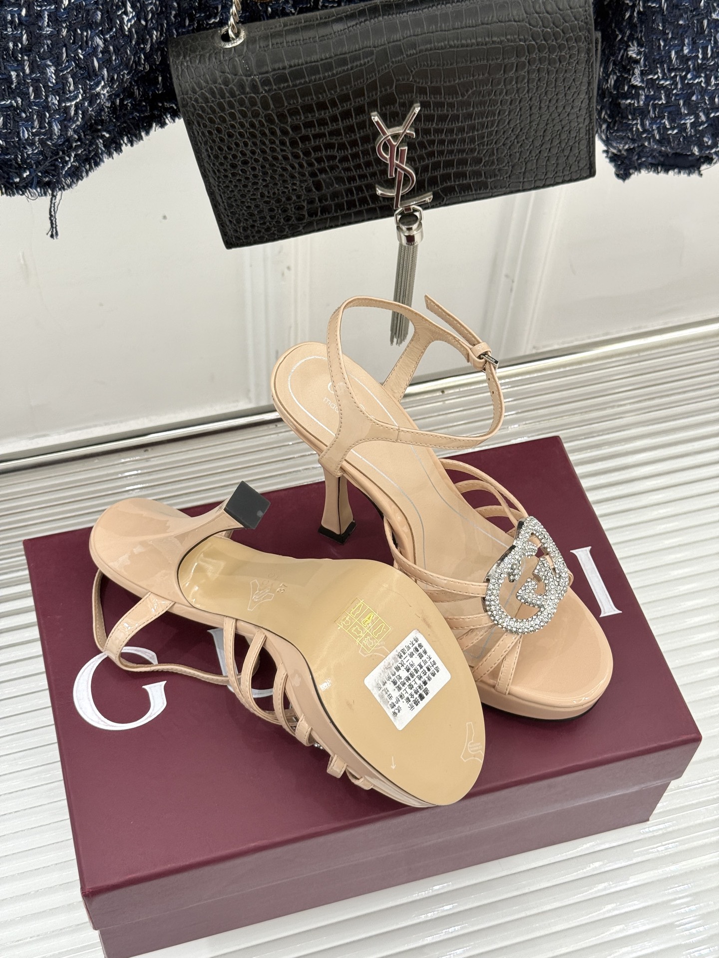 Gucci/古驰25WF新品水钻防水台高跟凉鞋当复古徽章邂逅璀璨锋芒这双凉鞋以标志性双G图腾为引周身缀满