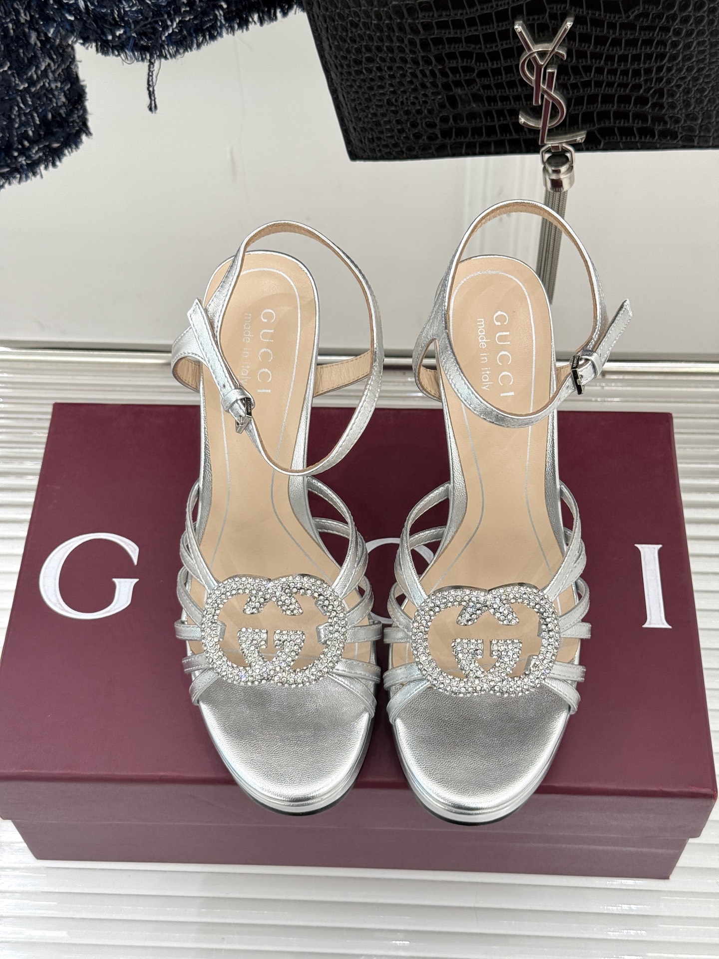 Gucci/古驰25WF新品水钻防水台高跟凉鞋当复古徽章邂逅璀璨锋芒这双凉鞋以标志性双G图腾为引周身缀满