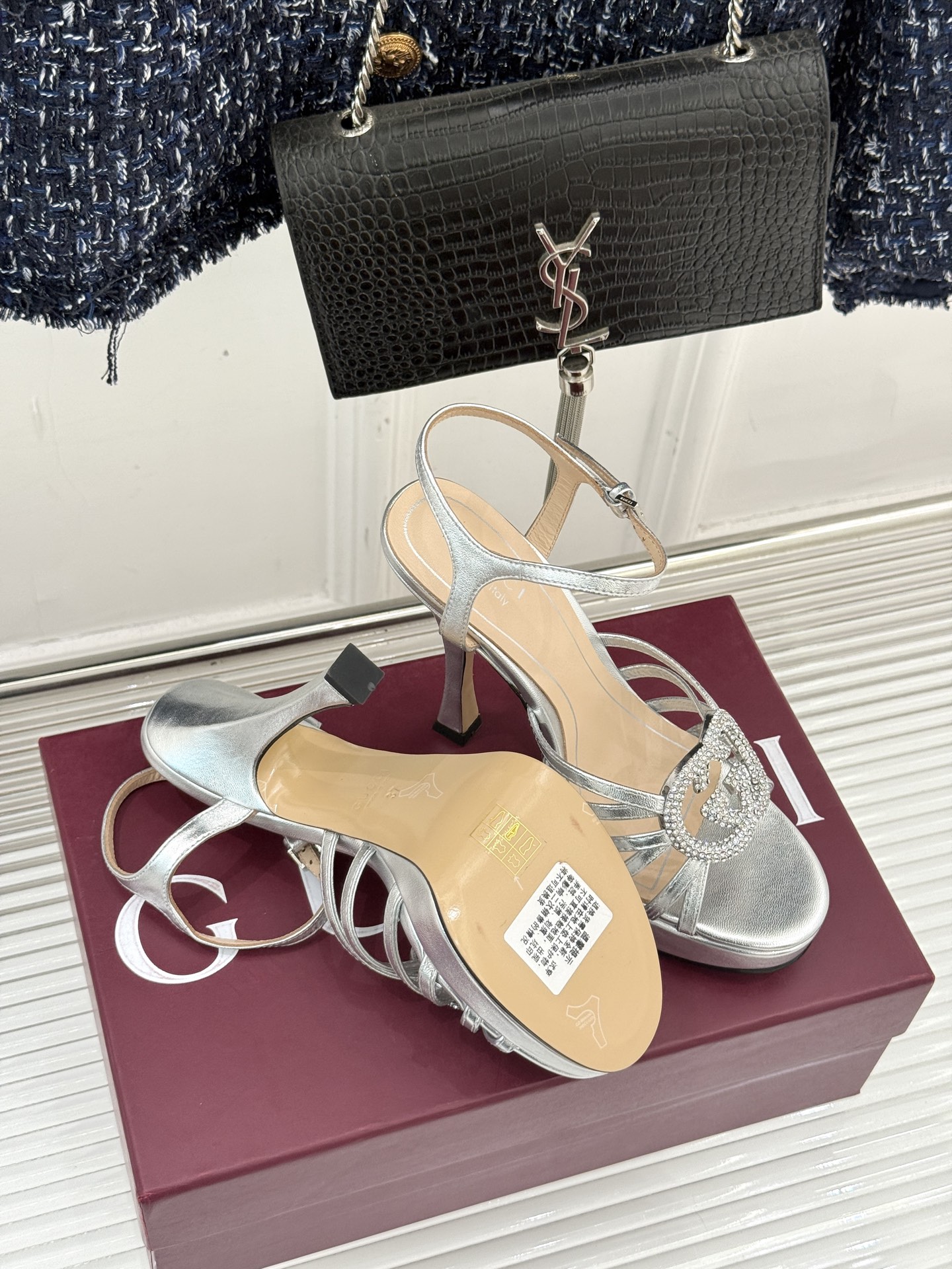 Gucci/古驰25WF新品水钻防水台高跟凉鞋当复古徽章邂逅璀璨锋芒这双凉鞋以标志性双G图腾为引周身缀满